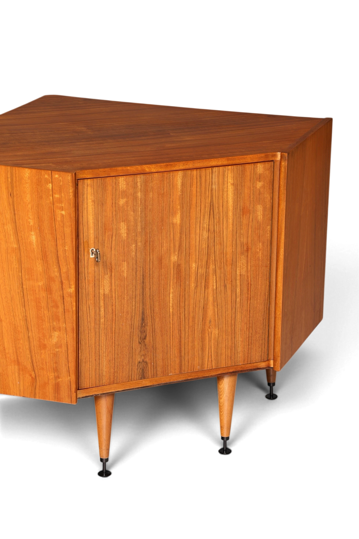 Hauptstadt Möblerei Mid Century Eckkommode aus Echtholz mit konischen Beinen im Vintage Stil der 60er Jahre