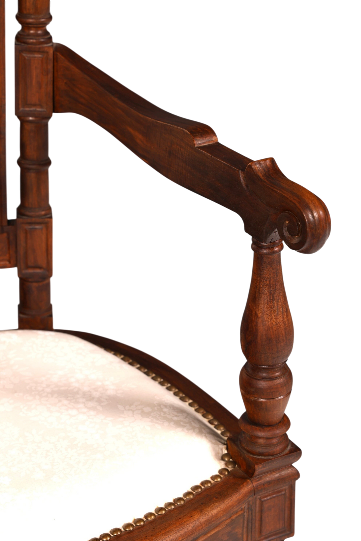 Hauptstadt Möblerei Neorenaissance Armlehnstuhl aus dunklem Holz mit geschnitzten Details und hellem Polsterbezug