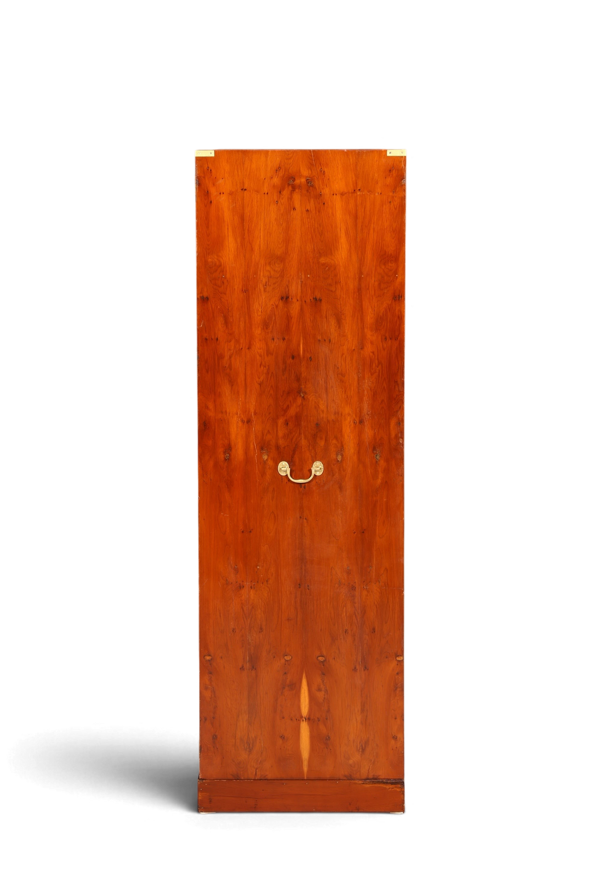Hauptstadt Möblerei maritimer Schrank aus Eibenholz im Military-Chest-Stil mit Messing-Griff in geschlossener Ansicht