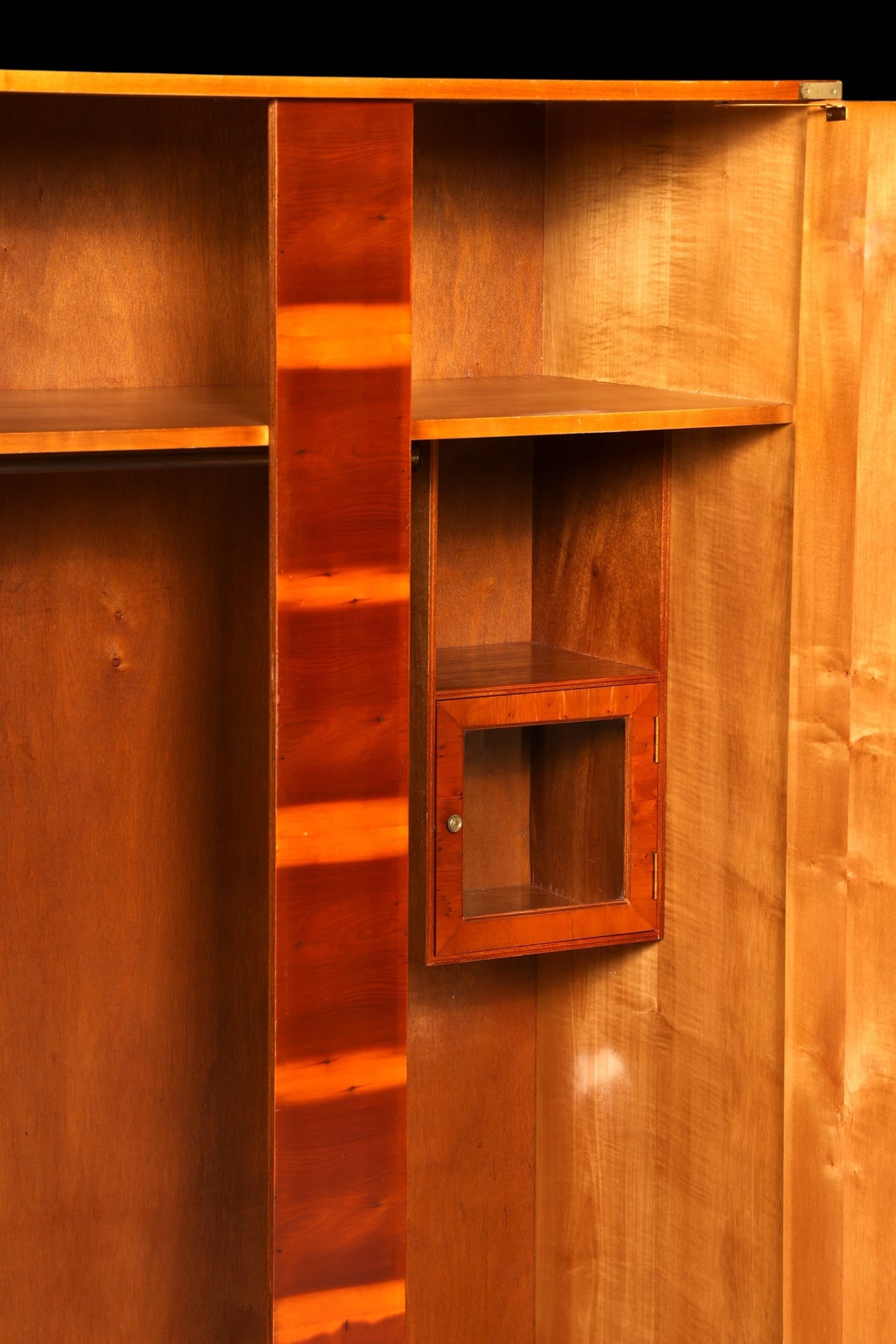 Hauptstadt Möblerei maritimer Schrank aus Eibenholz mit Innenfach und Regalen im Military-Chest-Stil