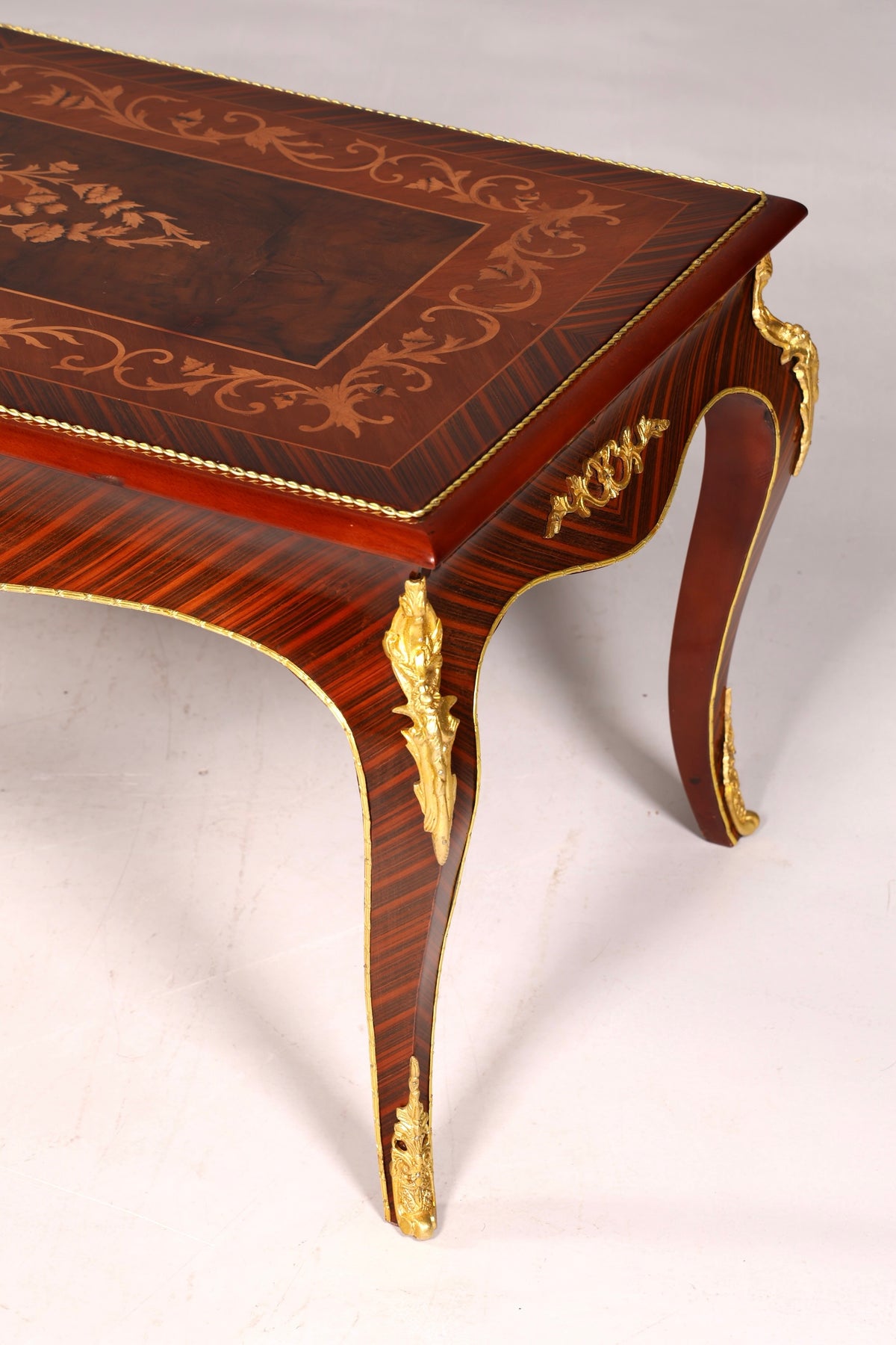 Prachtige barokke salontafel met inlegwerk, antiek messing, voor de woonkamer