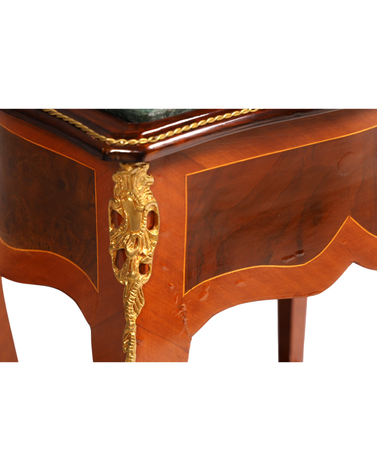 Hauptstadt Möblerei Louis XV Beistelltisch aus Holz mit Marmorplatte, Messingverzierungen und Intarsien im Barockstil