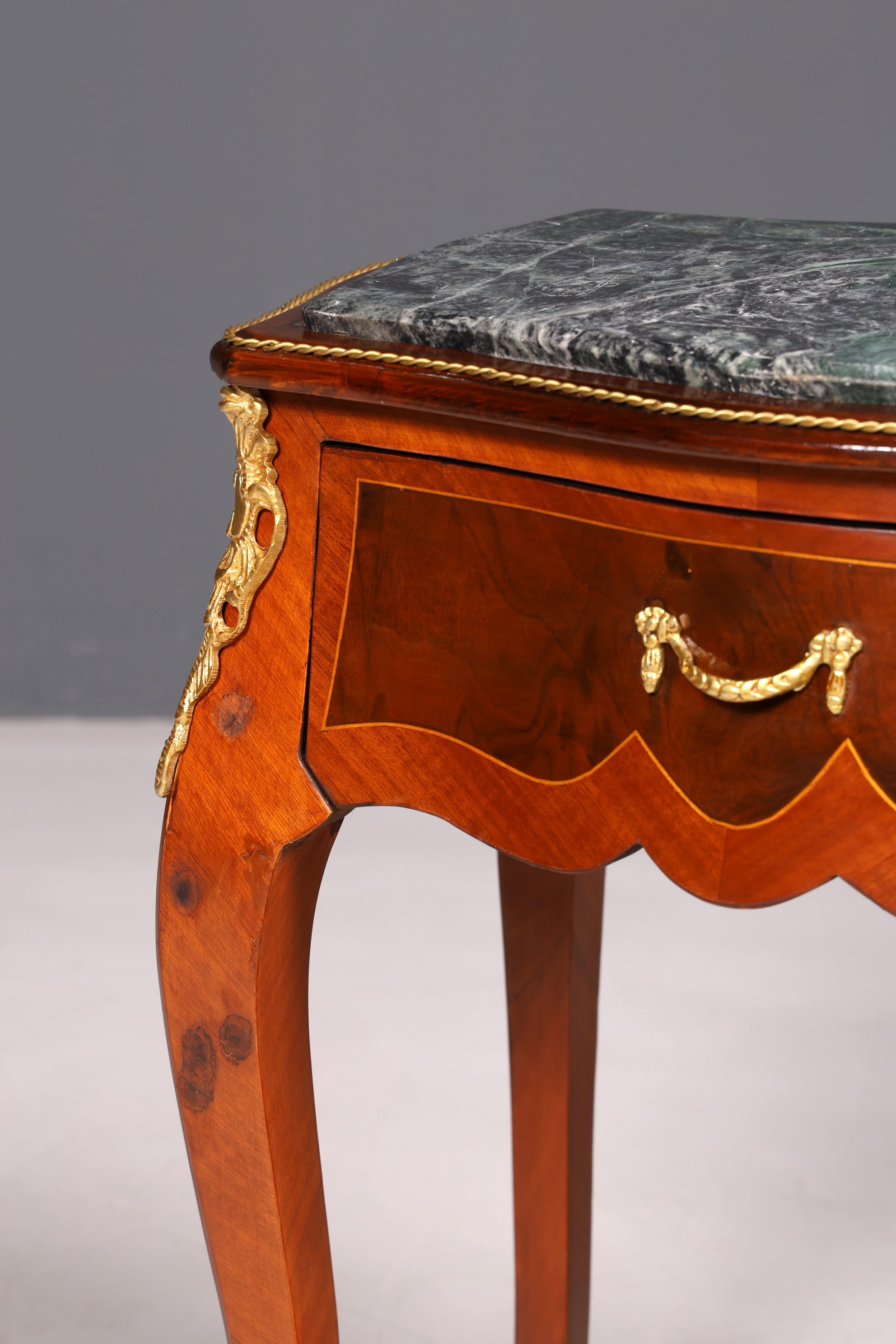 Prachtige Louis XV-bijzettafel in barokstijl, marmeren commode en telefoontafel