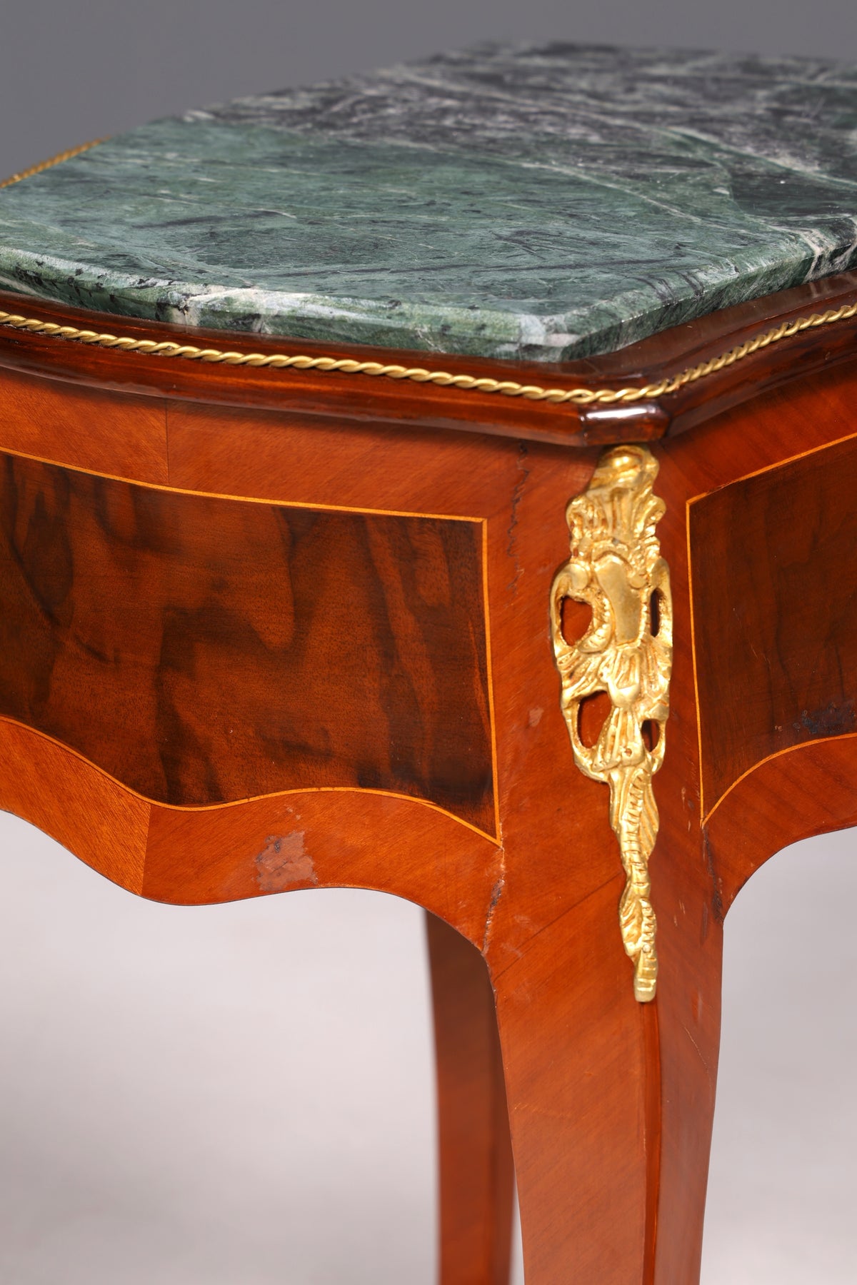Prachtige Louis XV-bijzettafel in barokstijl, marmeren commode en telefoontafel