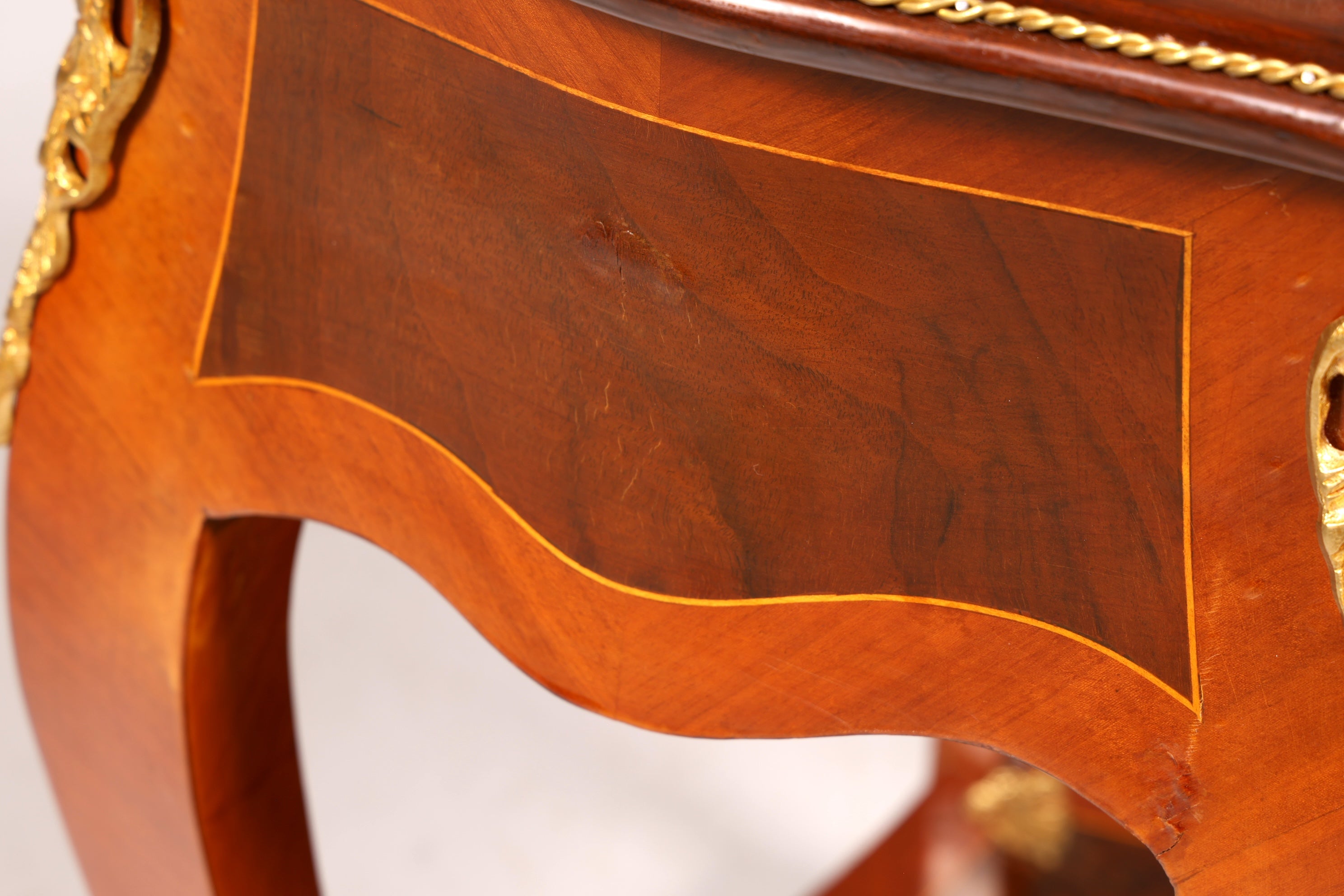 Prachtige Louis XV-bijzettafel in barokstijl, marmeren commode en telefoontafel