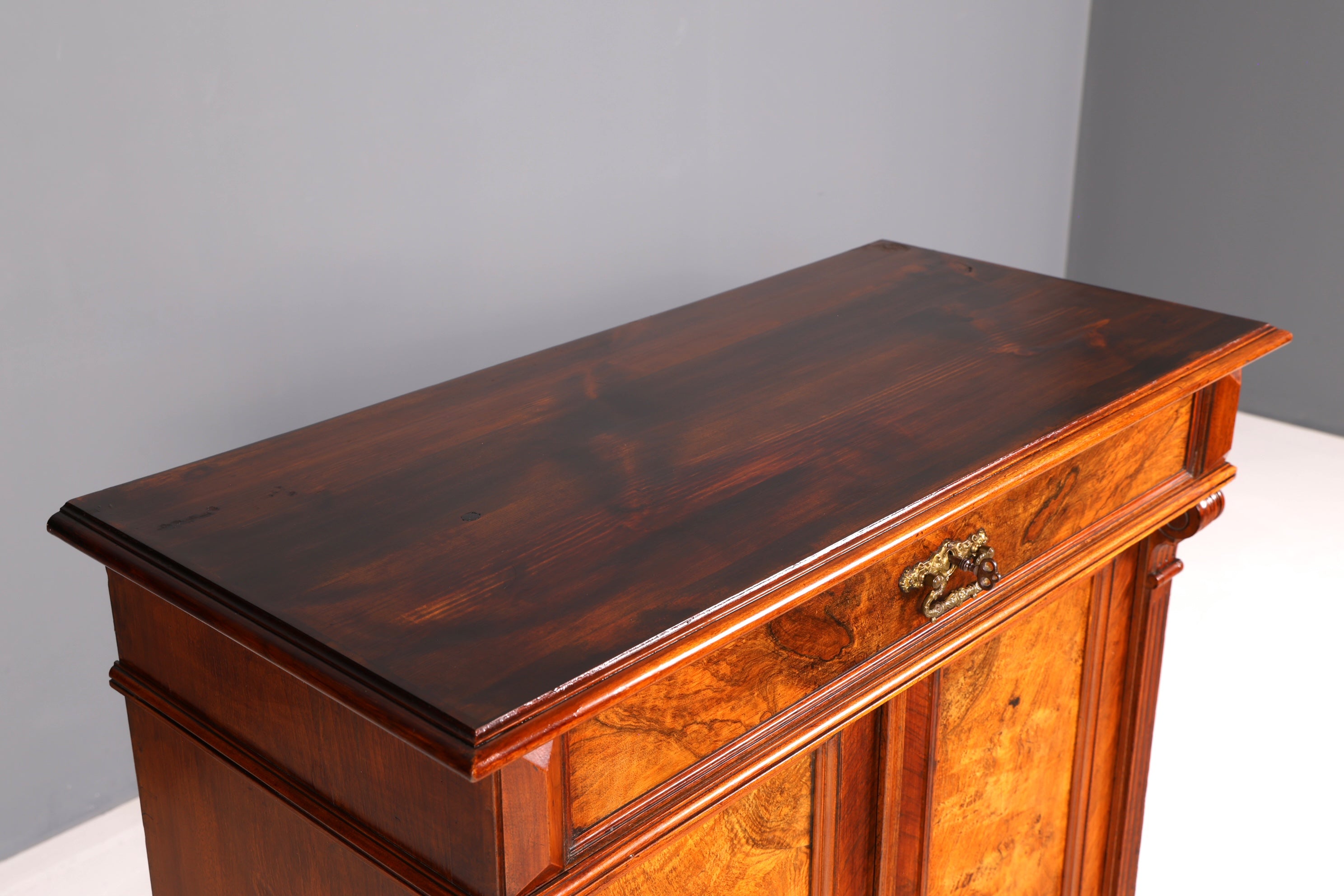 Stijlvolle Gründerzeit-kast, antieke vertiko, Jugendstil-commode, halmeubelkast, massief hout