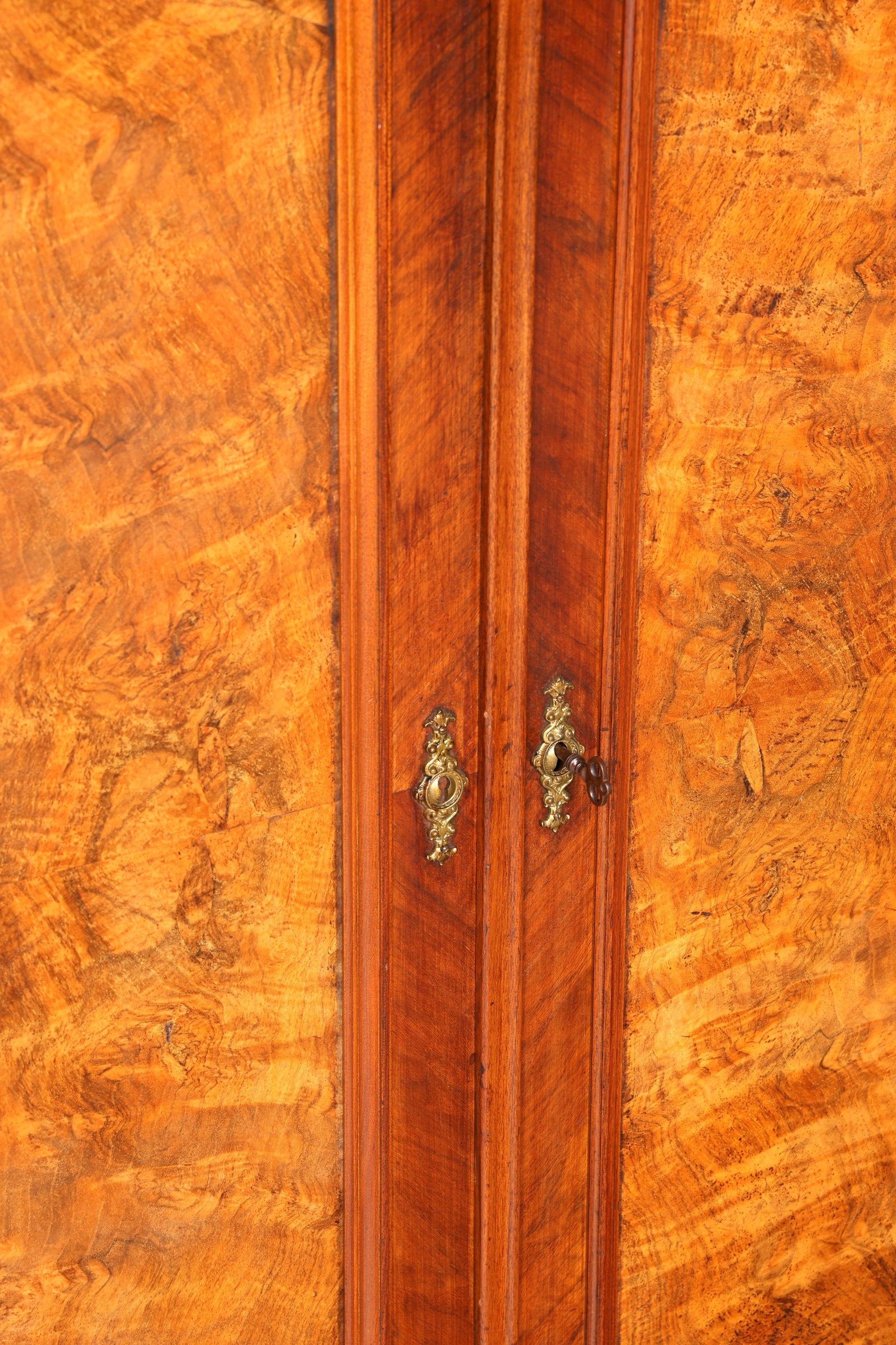 Stijlvolle Gründerzeit-kast, antieke vertiko, Jugendstil-commode, halmeubelkast, massief hout