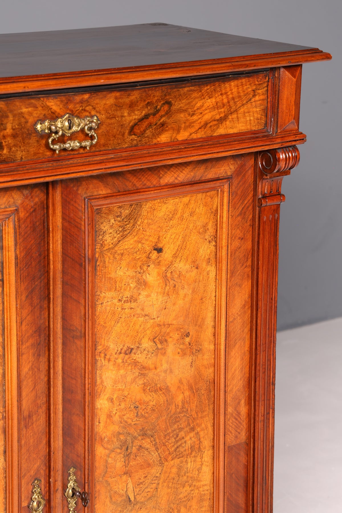 Stijlvolle Gründerzeit-kast, antieke vertiko, Jugendstil-commode, halmeubelkast, massief hout