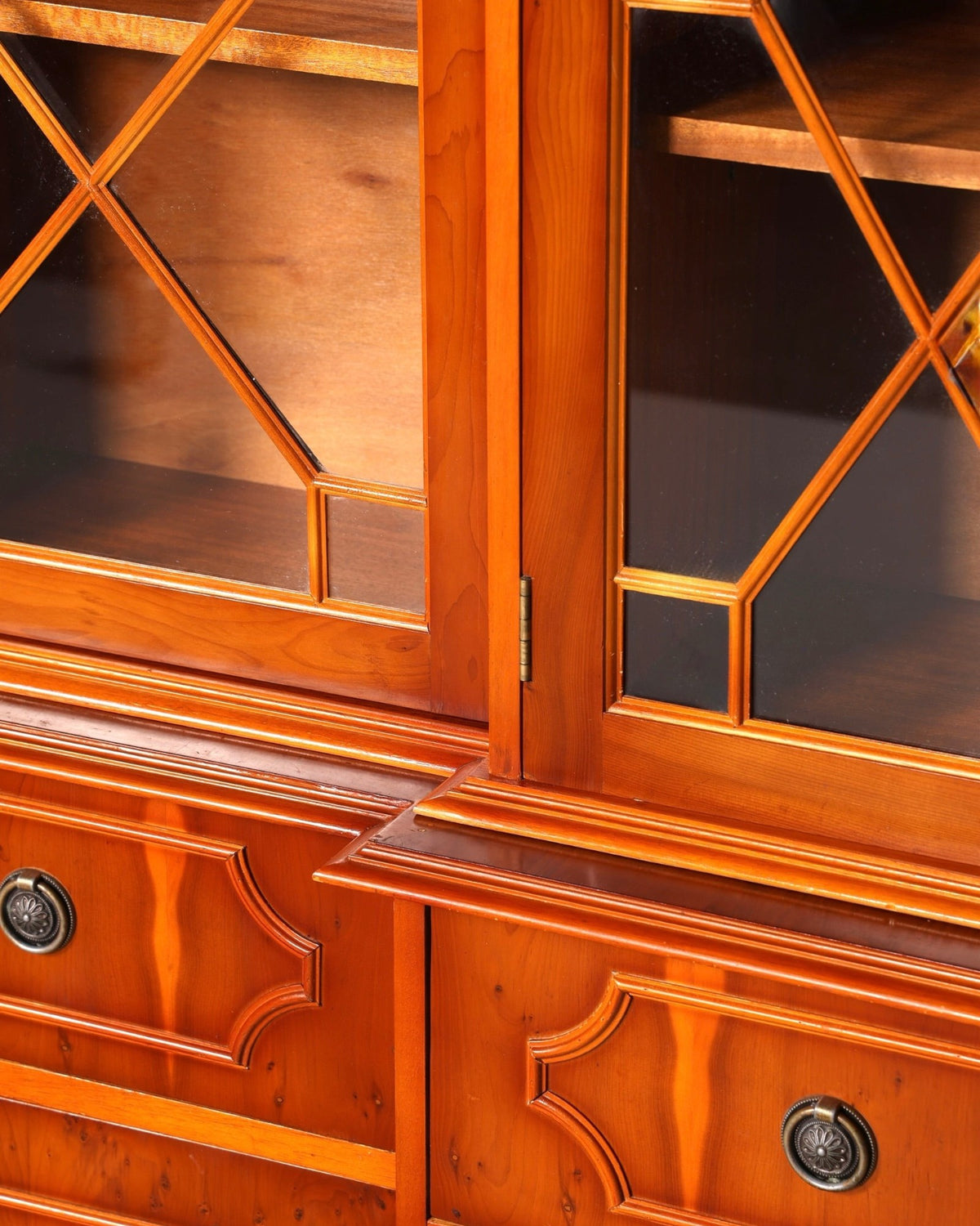 G387 Finish Wunderschöne Englische Vitrine Bücherschrank Buffet Antik Stil Englisch Eibe Glasvitrine Bibliothek (Kopie)