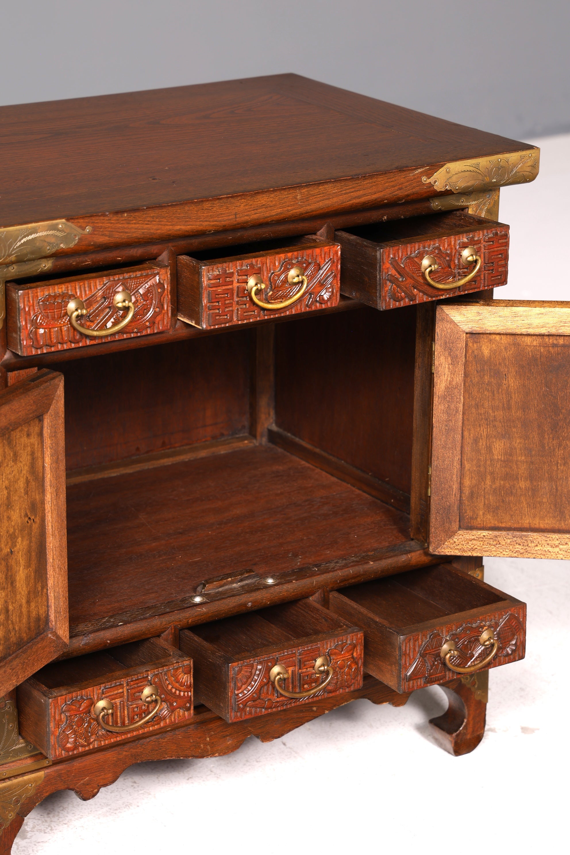 Edle Asiatische Kommode Schnitzereien Antik Korea Schrank Beistellschrank Messingbeschläge Holz Vintage