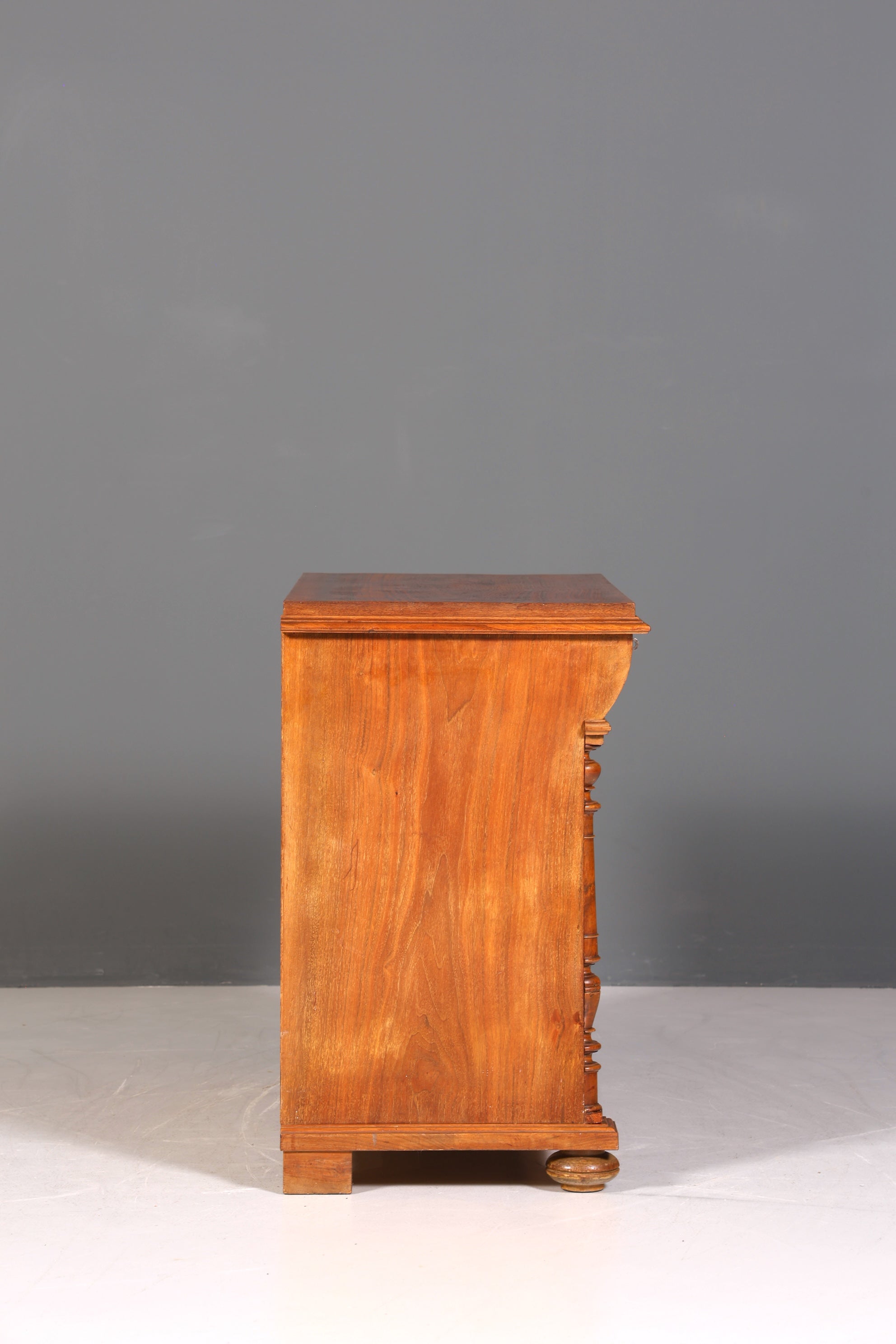Stylish Gründerzeit (late 19th-century) chest of drawers, Louis Philippe style, walnut sideboard, circa 1880