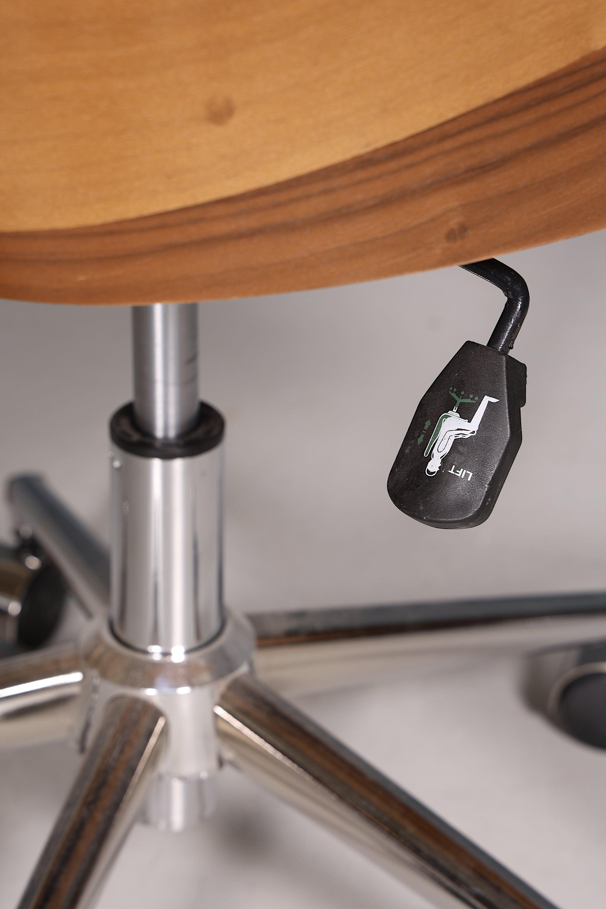 Chesterfield Büro Armlehnstuhl "Leon-Office" Nussbaum braun