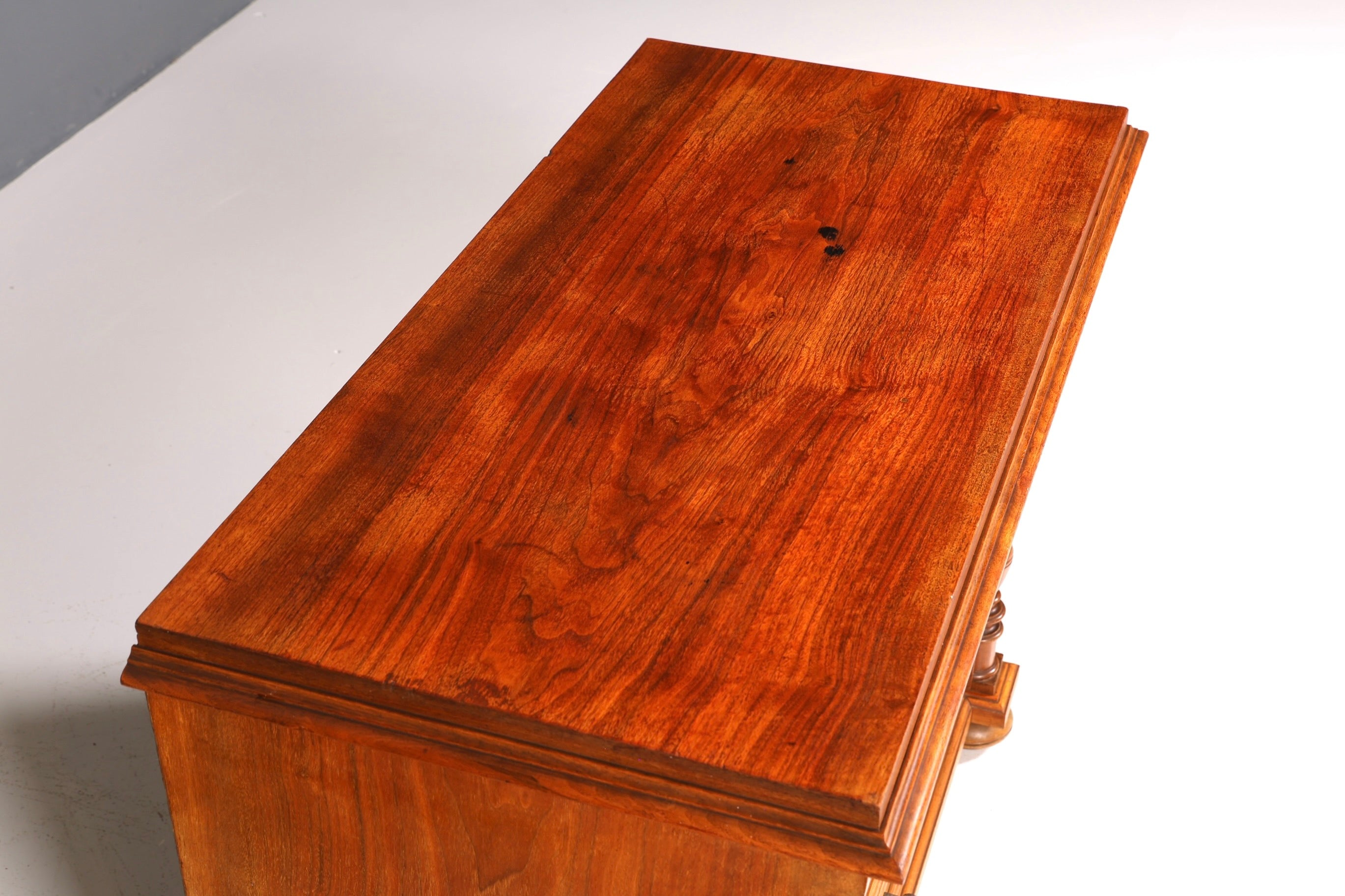 Stylish Gründerzeit (late 19th-century) chest of drawers, Louis Philippe style, walnut sideboard, circa 1880