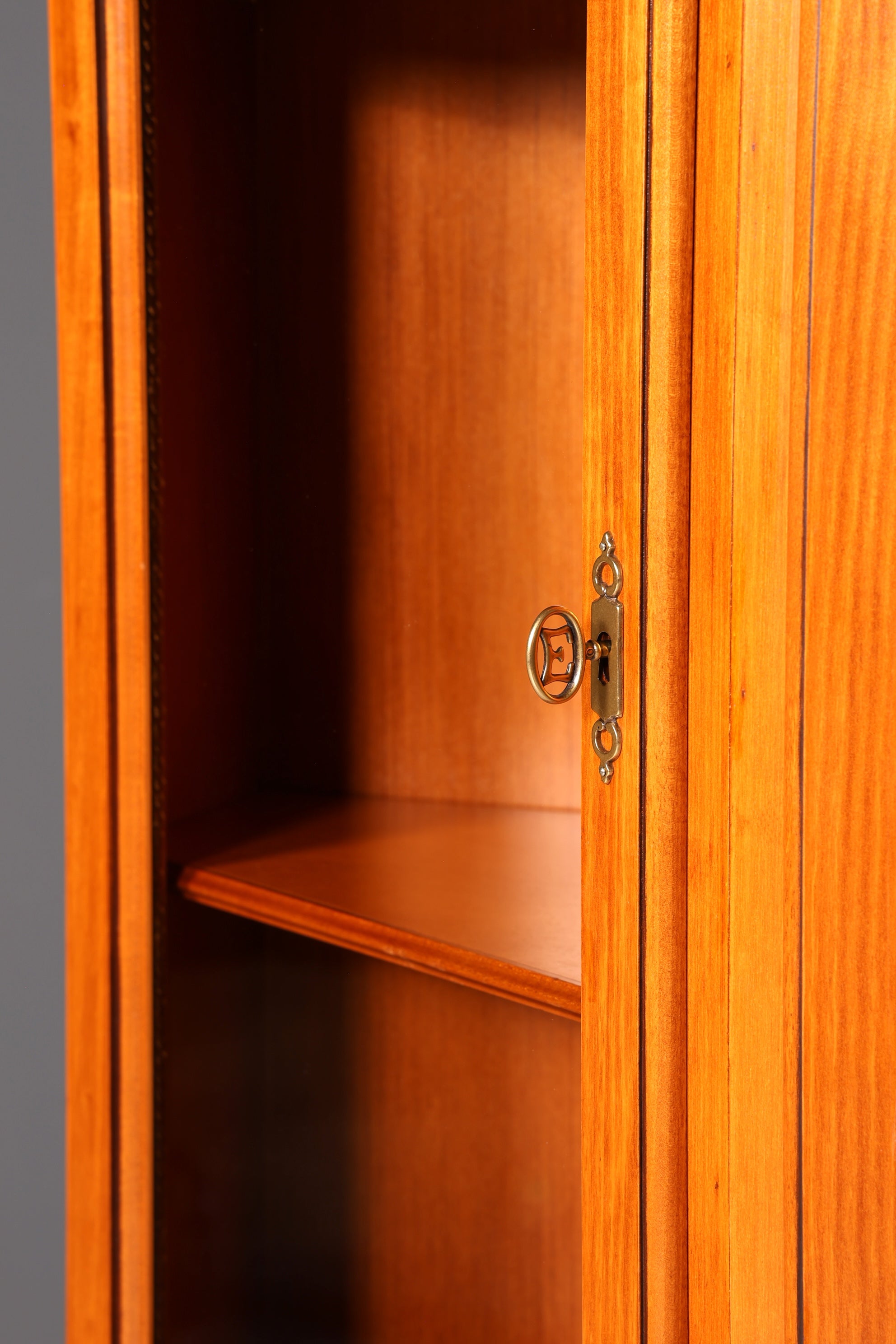 Traumhafte Original Selva Vitrine Antik Stil massiv Holz Buffet Schrank Bibliothek