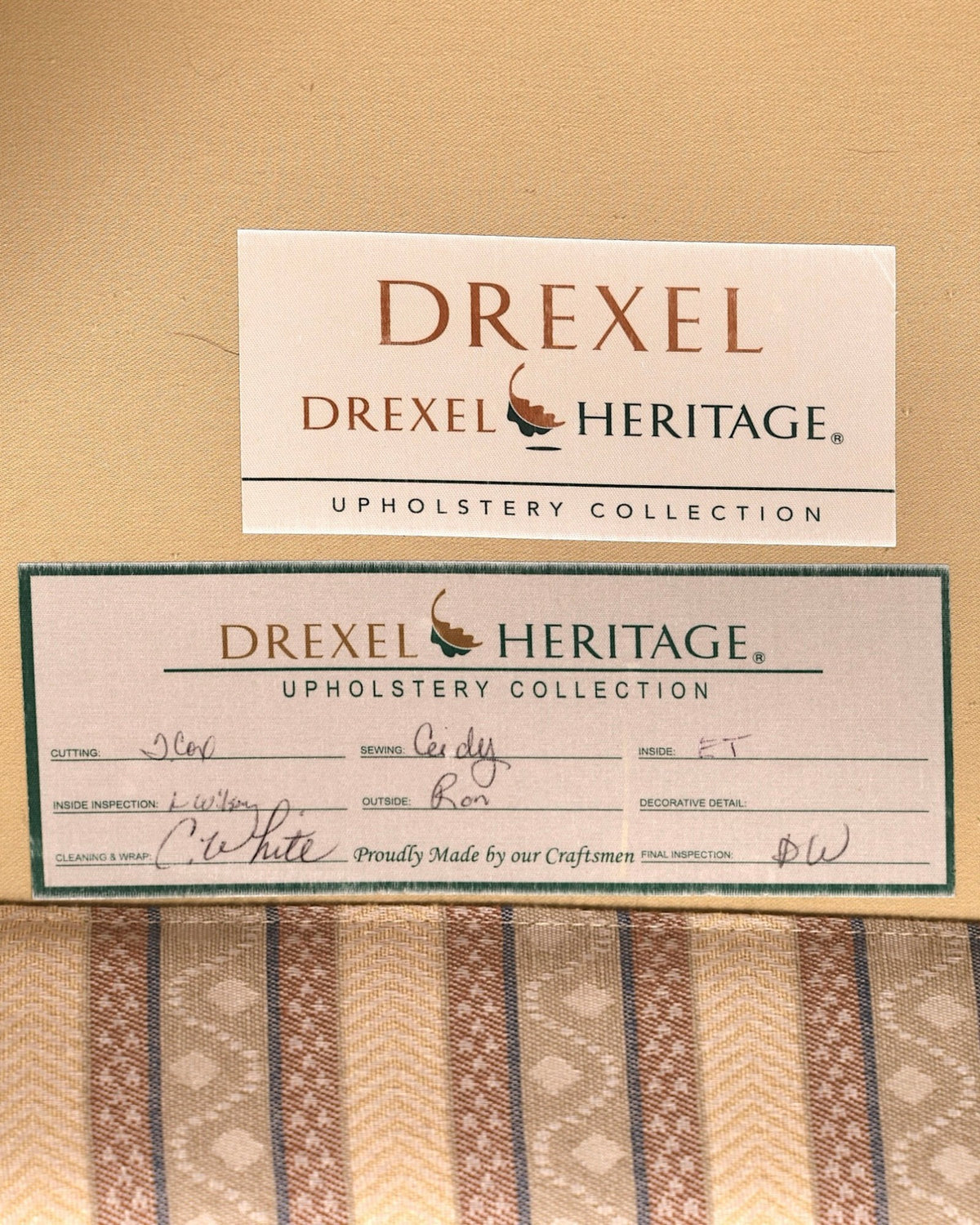 Hauptstadt Möblerei Etikett eines Drexel Heritage Sofas mit handgeschriebenen Qualitätskontroll-Details