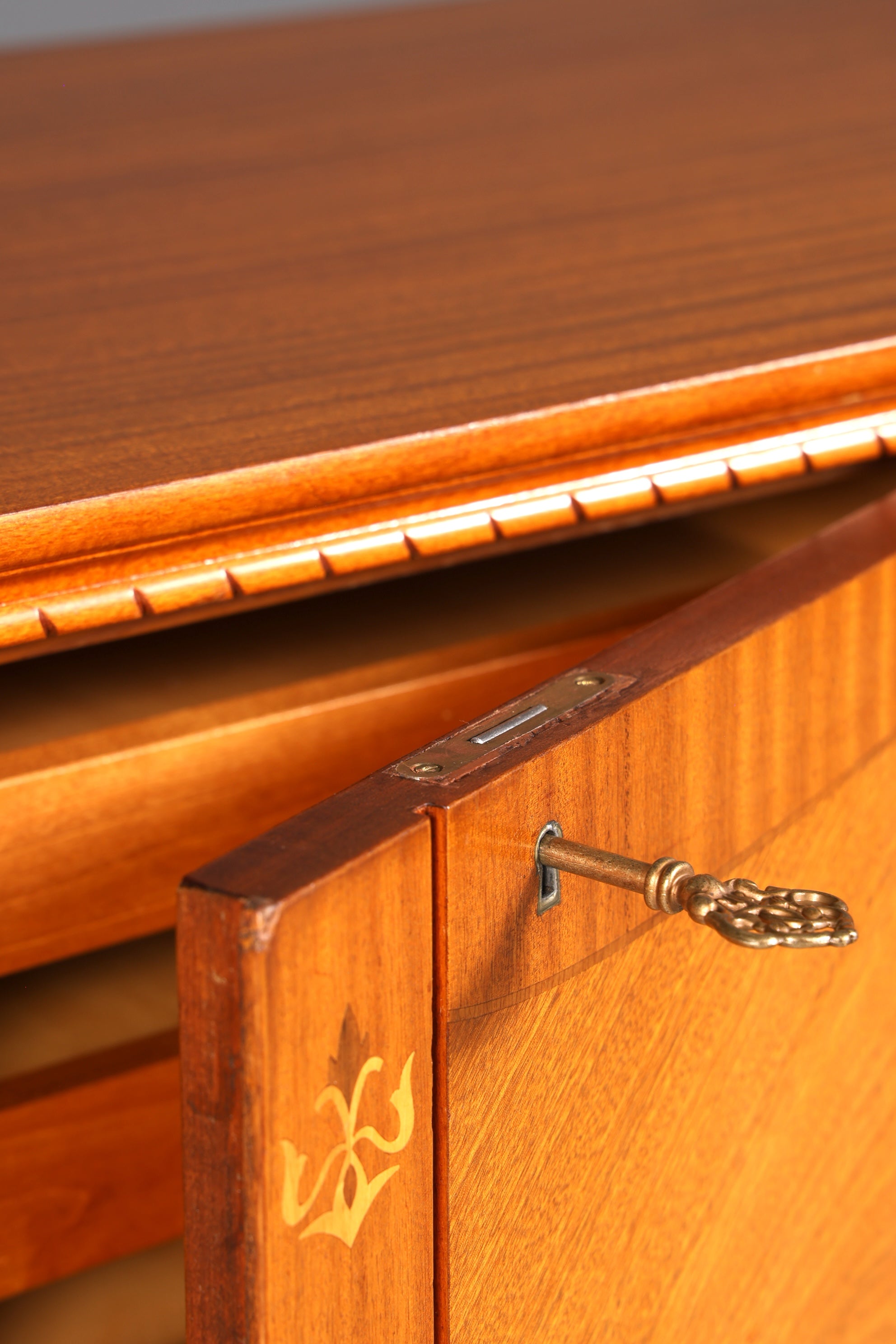 F859 Finish cm Wunderschöne Art Deco Vitrine Nussbaum Vitrine massiv Holz Antik Schrank