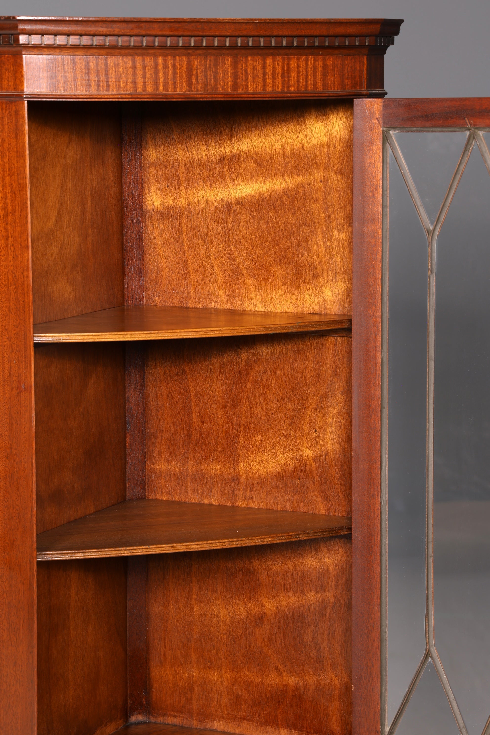 Wunderschöne Englische Eckvitrine Mahagoni 60er Echt Holz Schrank Eckschrank Glasvitrine Vitrine Vintage
