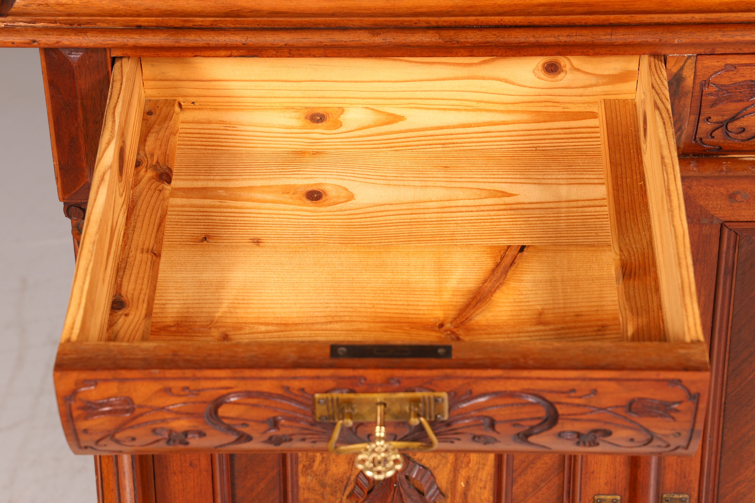 Traumhafter Gründerzeit Schrank Nussbaum Schnitzerei Halbschrank Kommode Antik Sideboard Buffet Vintage