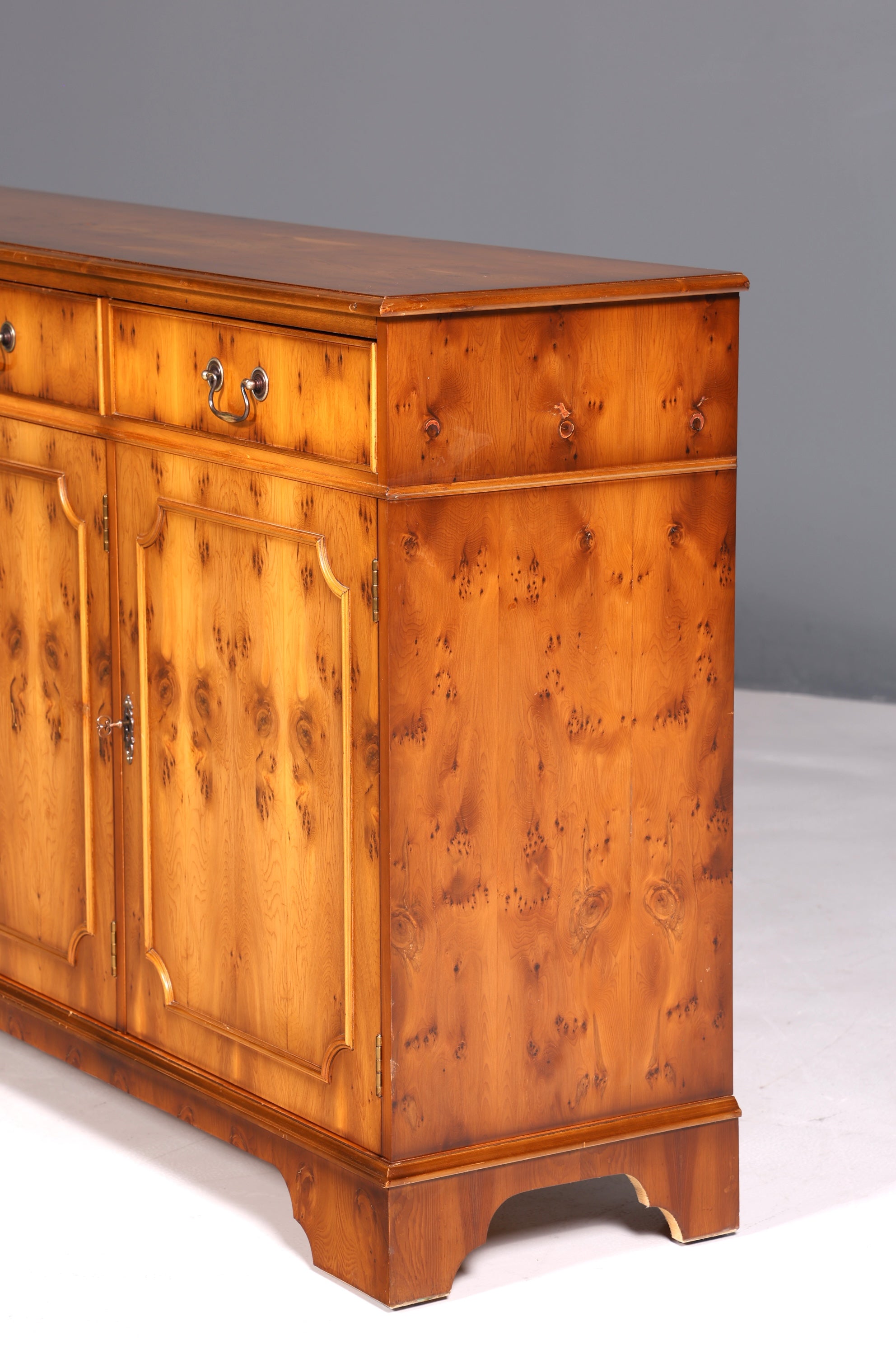 Beautiful English sideboard cabinet antique 60s buffet cabinet chest of drawers