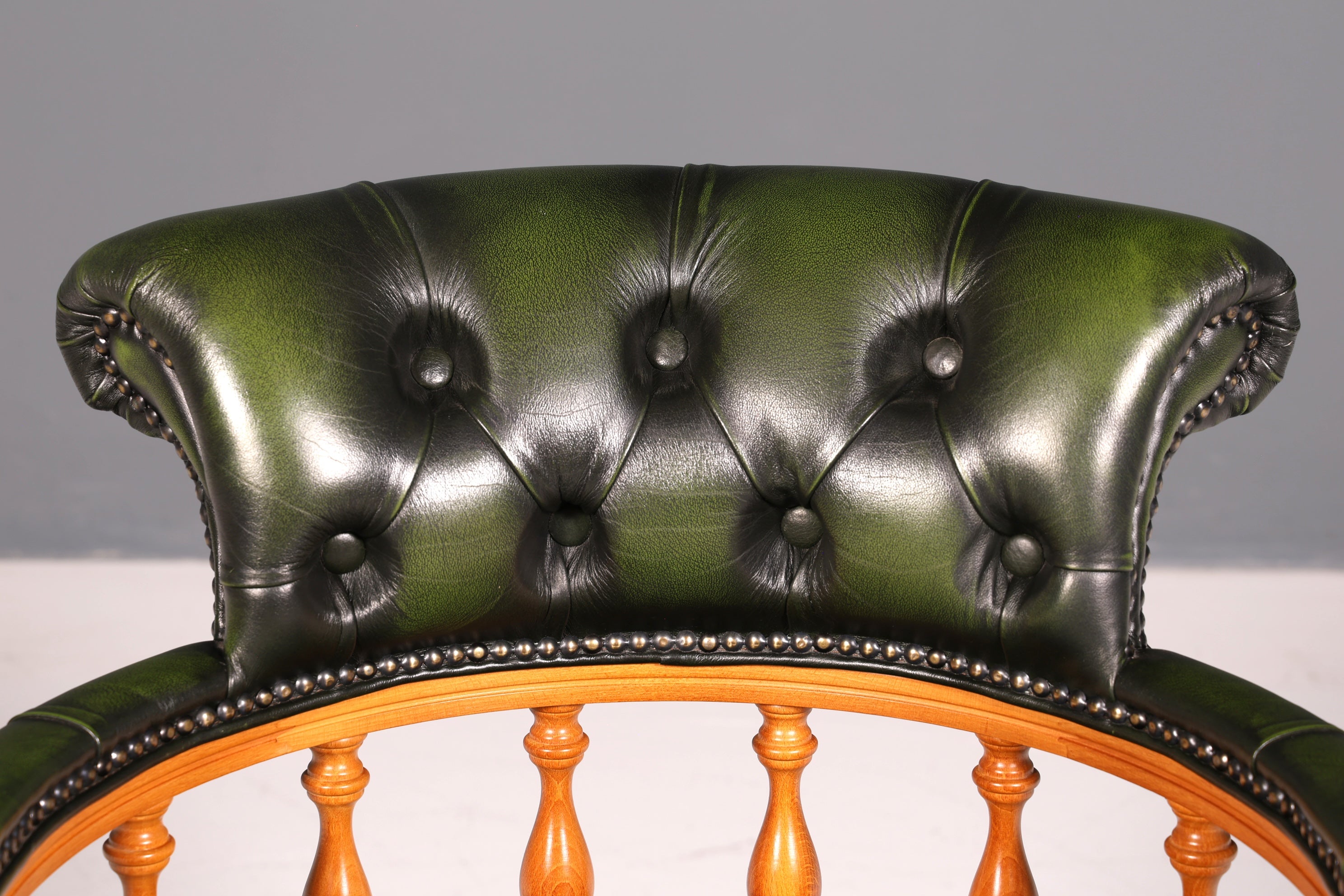 Wunderschöner Original Chesterfield Centurion Bürostuhl Grün Echt Leder Englisch Herrensessel Höhenverstellbar Drehsessel