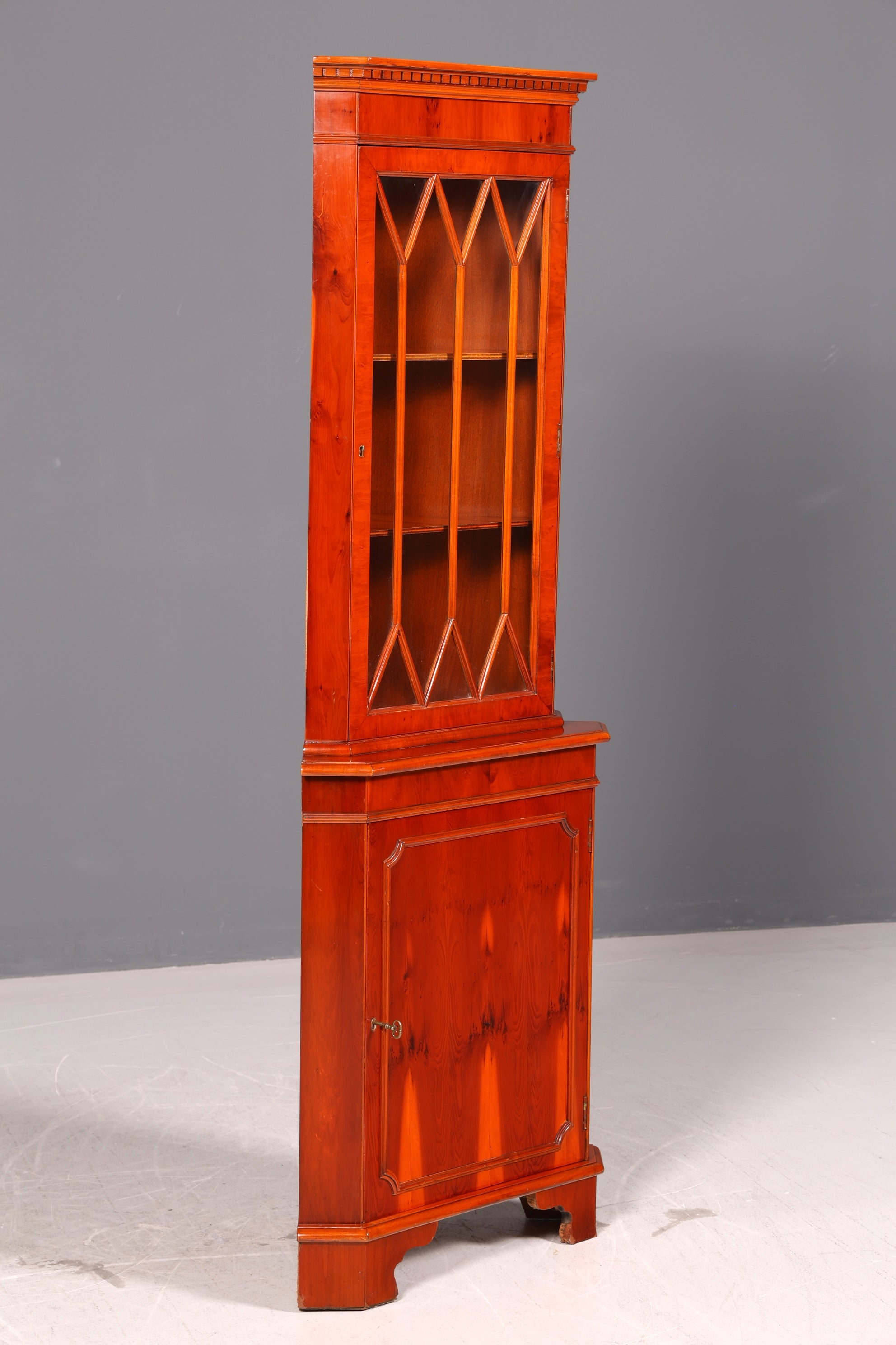 Wunderschöne Englische Eckvitrine Eibe 60er Echt Holz Schrank Eckschrank Glasvitrine Vitrine Vintage