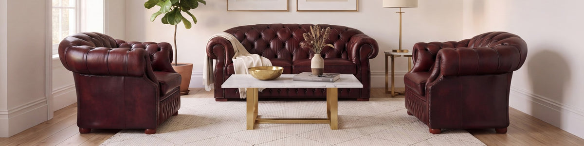Chesterfield Sofa und zwei Chesterfield Sessel aus braunem Leder im Wohnzimmer