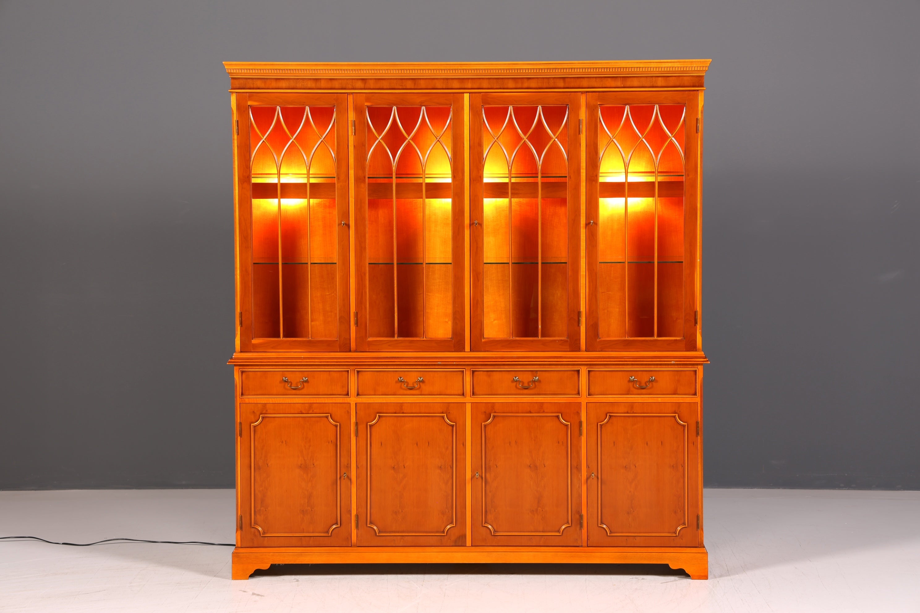 Englische Vitrine Eibe – Bild 5