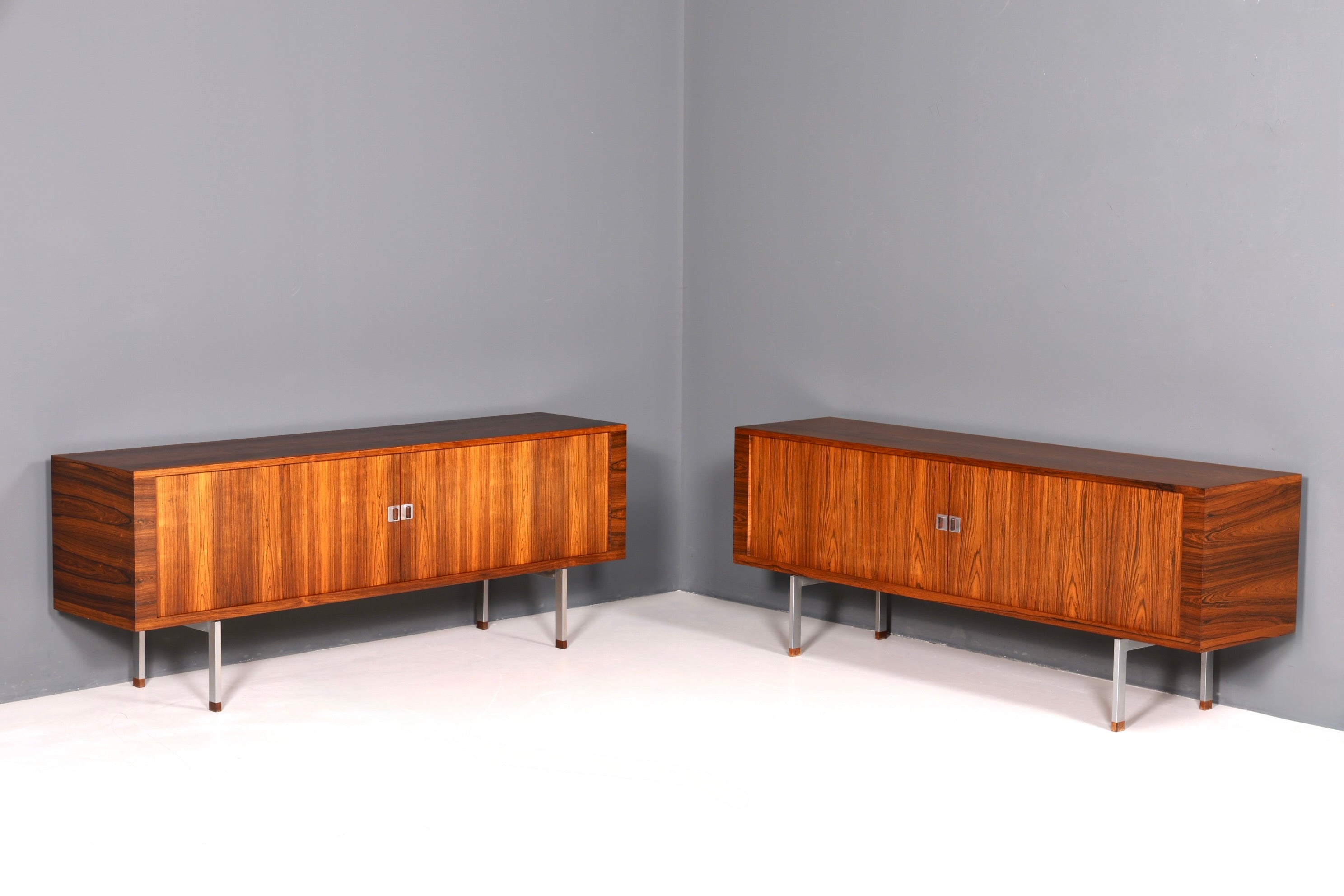 Beeindruckendes Original Hans J. Wegner für RY Møbler Modell RY 25 Sideboard Palisander Holz TV Kommode Vintage Schiebetür Schrank 2 von 2