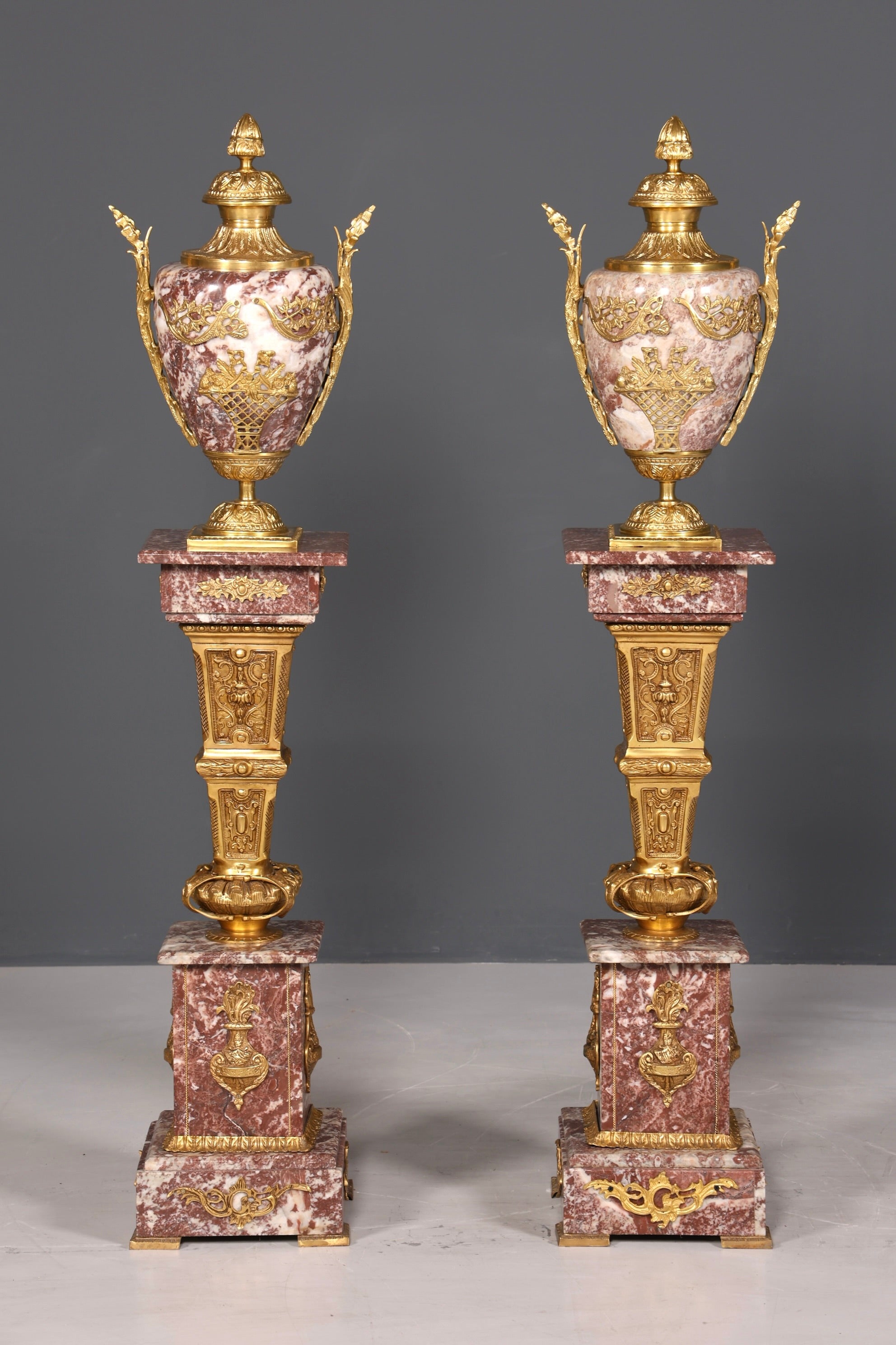 Wunderschöne Barock Stil Säule mit Vase Louis XV Marmor Naturstein Blumensäule Sockel Ablage
