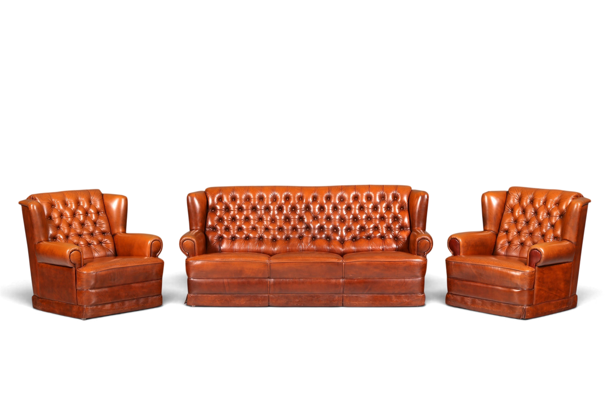 Hauptstadt Möblerei Chesterfield Sitzgruppe mit zwei Sesseln und einem Sofa aus cognacfarbenem Echtleder
