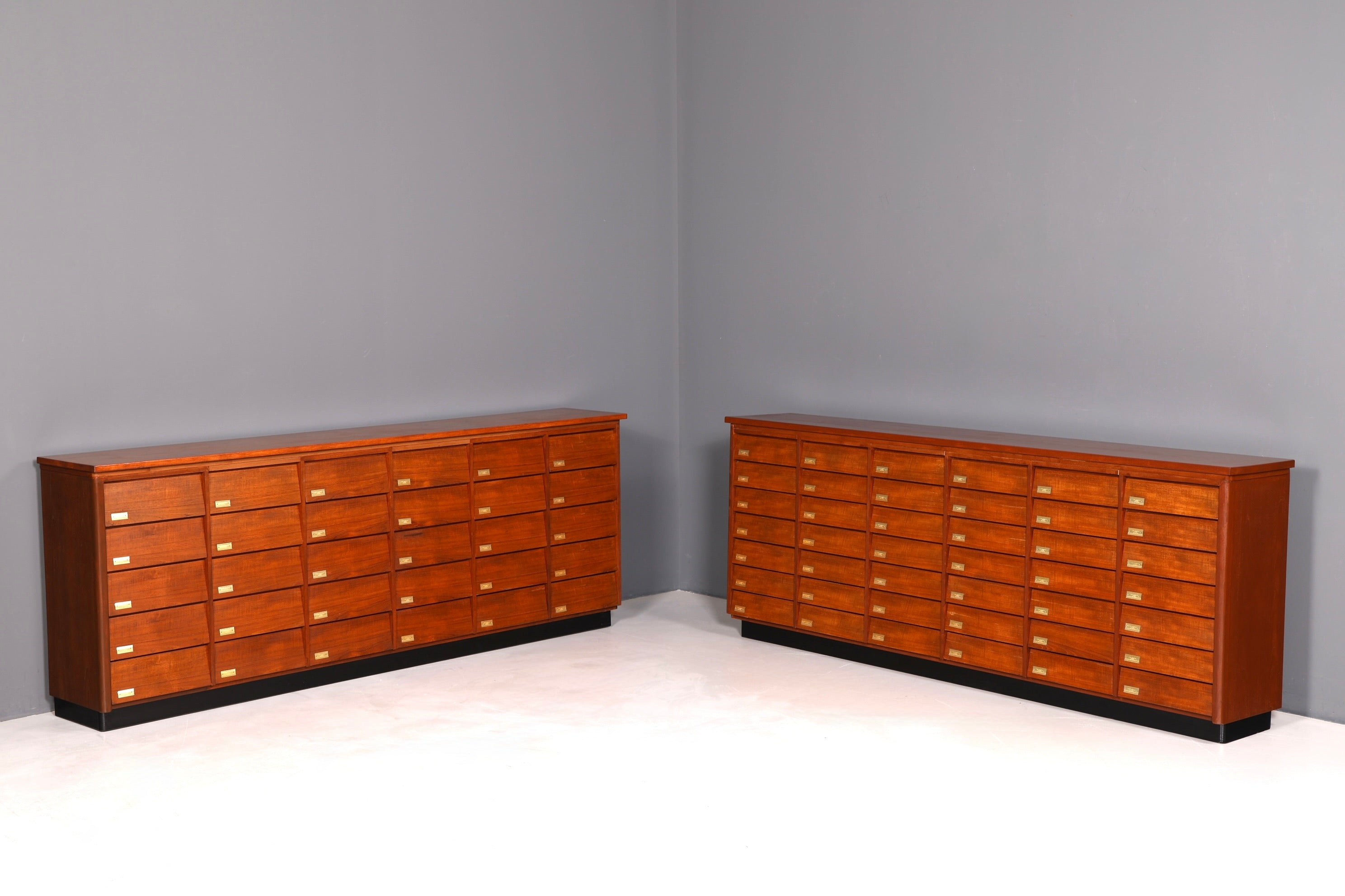 Wunderschöne XXL Mid Century Kommode Vintage Bauhaus Apotheker Schrank Retro Schubladenkommode 2 von 2