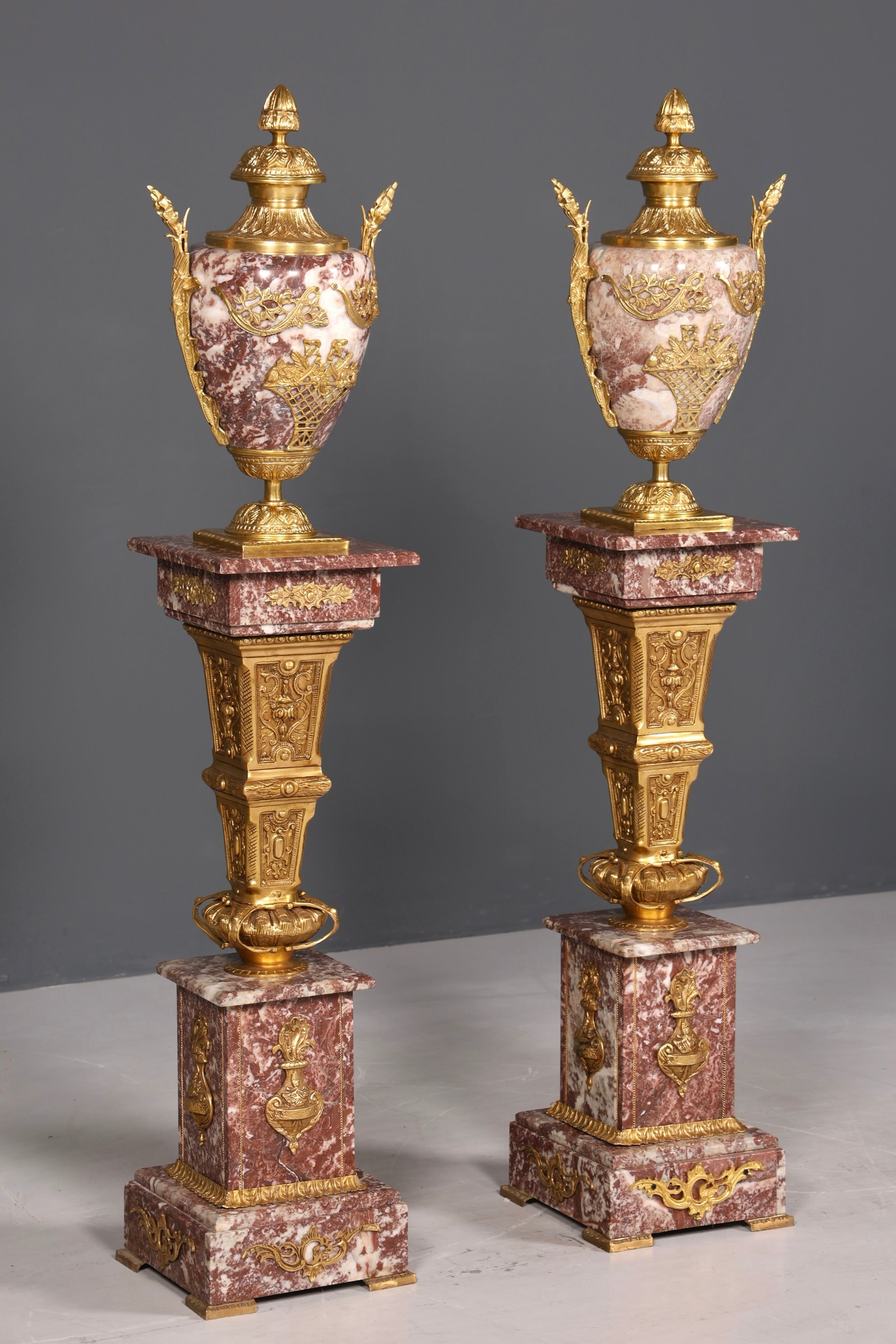 Wunderschöne Barock Stil Säule mit Vase Louis XV Marmor Naturstein Blumensäule Sockel Ablage