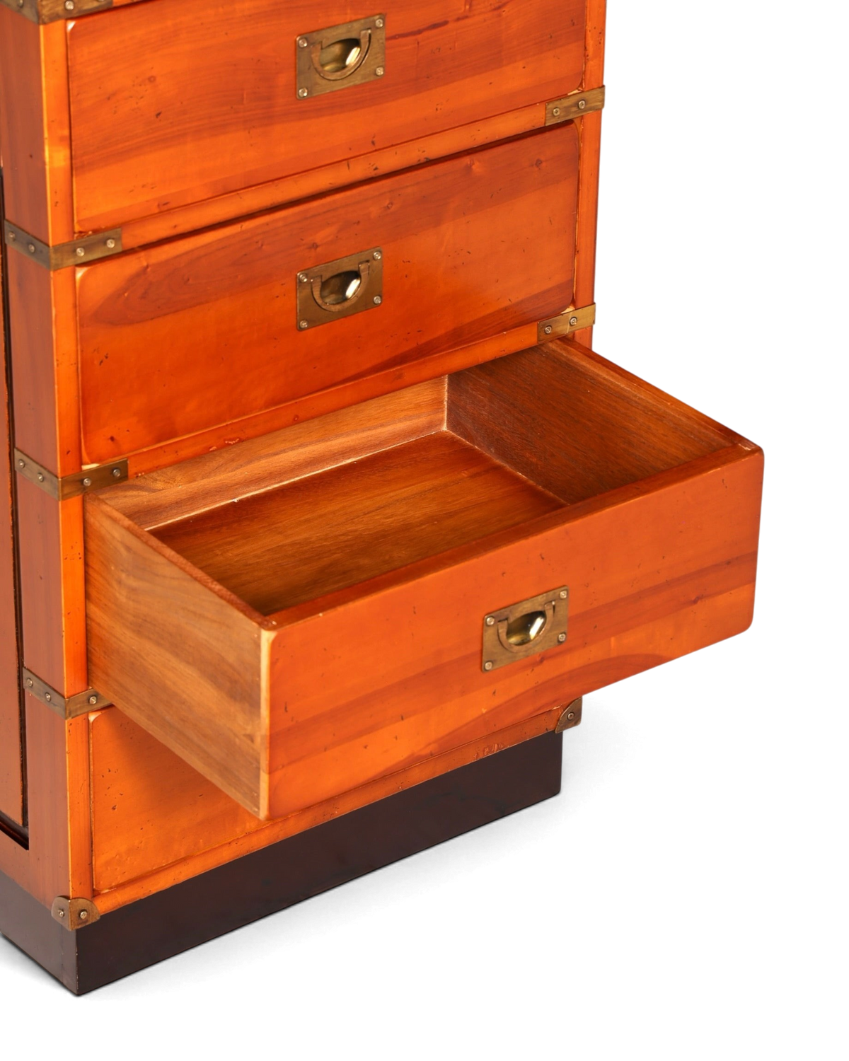 Hauptstadt Möblerei Kommode aus Holz im Kolonialstil mit Messingbeschlägen und einer ausgezogenen Schublade