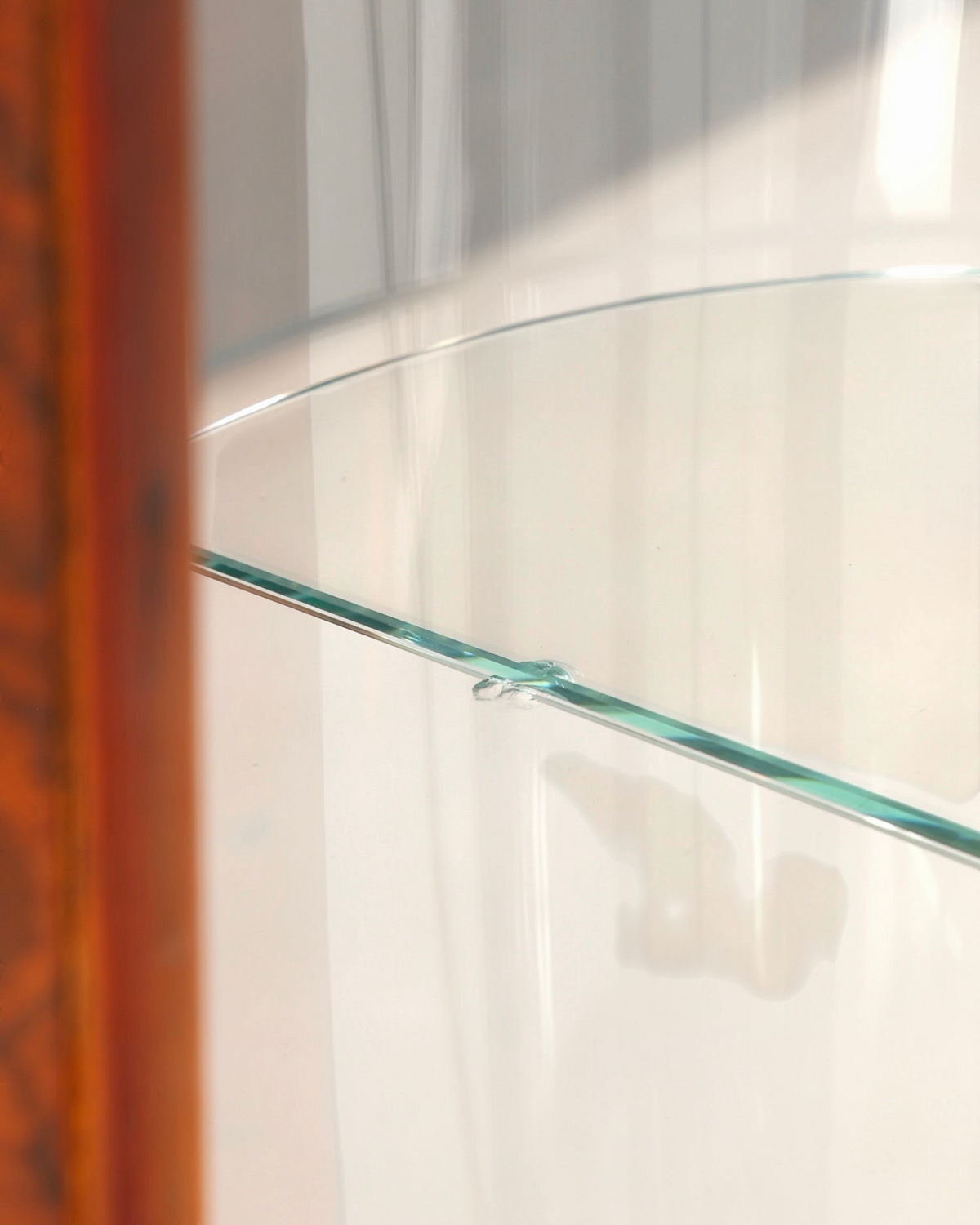 Detailansicht eines Glasbodens in einer Vitrine von Hauptstadt Möblerei mit Holzrahmen
