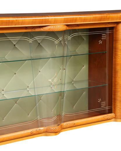 Hauptstadt Möblerei Vitrinenschrank aus Holz mit geschwungenen Details, grüner Rauten-Polsterung und Glasböden