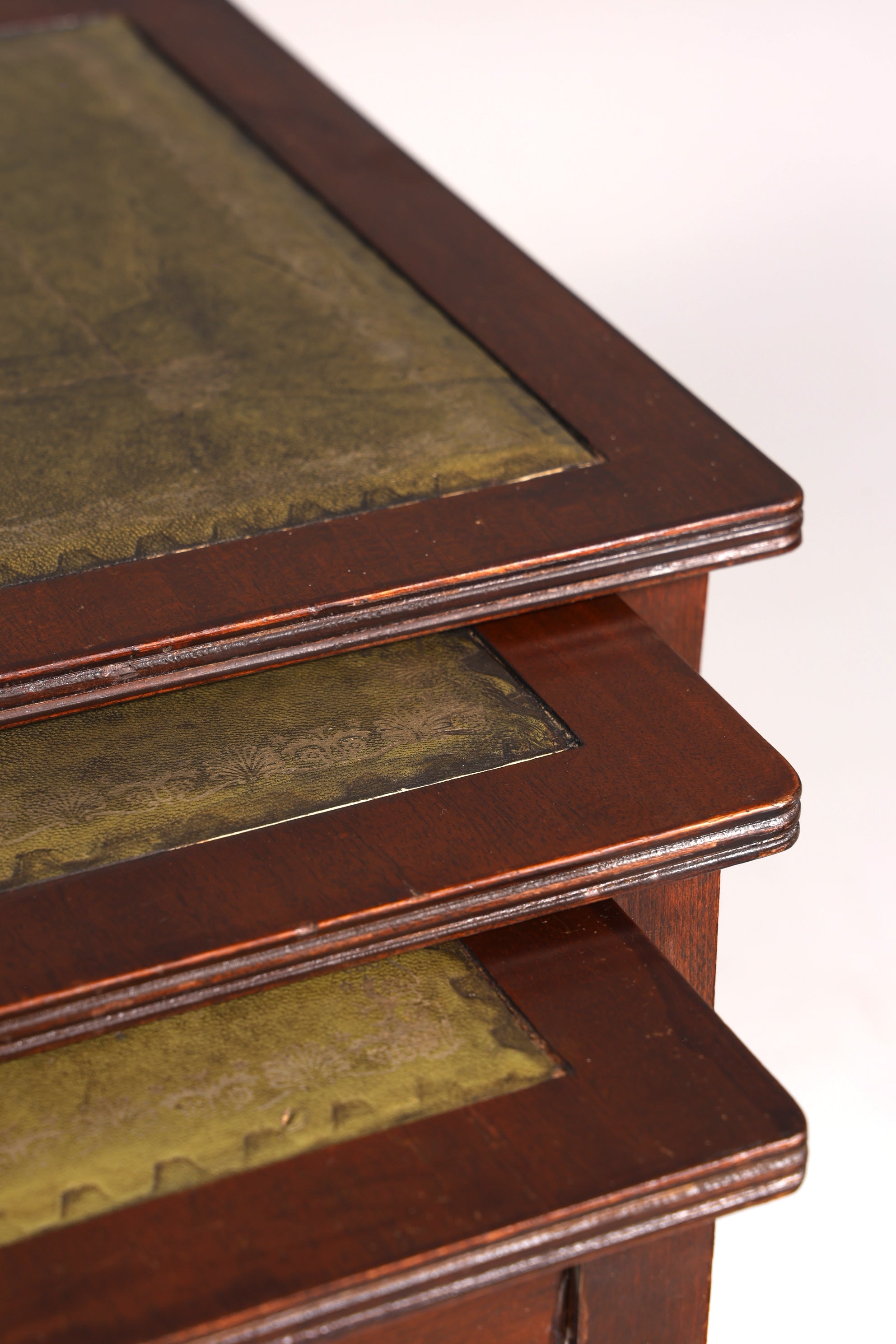 Filigranes Englisches Tisch Set Couchtisch Englisch Antik Stil 3er Satz echt Lederauflage Ablagetisch Holz Beistelltisch