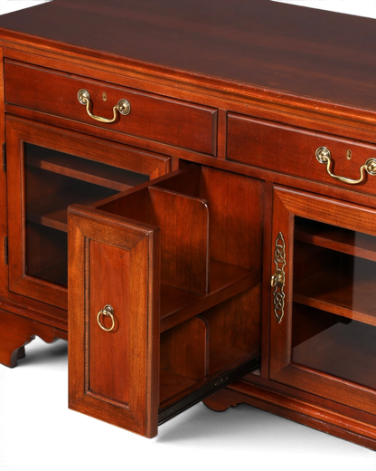 Hauptstadt Möblerei Sideboard in H868 Finish mit ausziehbarem Flaschenregal, Glastüren und Messingbeschlägen