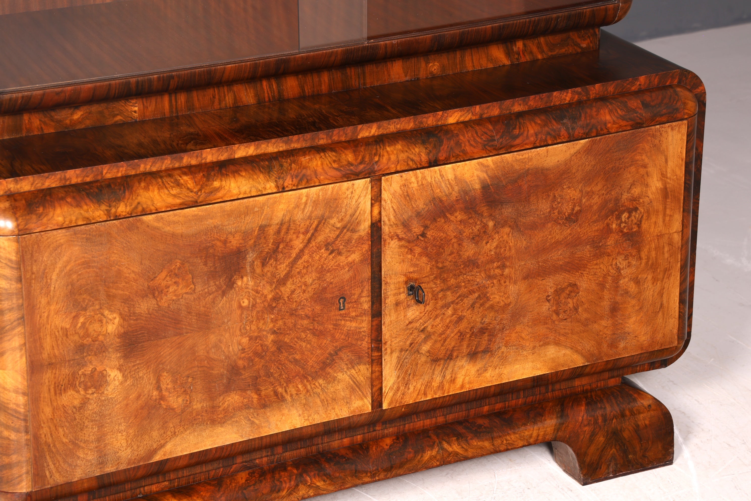 Edle Art Deco Vitrine Nussbaum Vitrine massiv Holz Antik Schrank Regal Vitrinenschrank