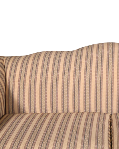 Hauptstadt Möblerei Drexel Heritage 3-Sitzer Sofa mit klassischem beigem Streifenmuster und geschwungener Rückenlehne