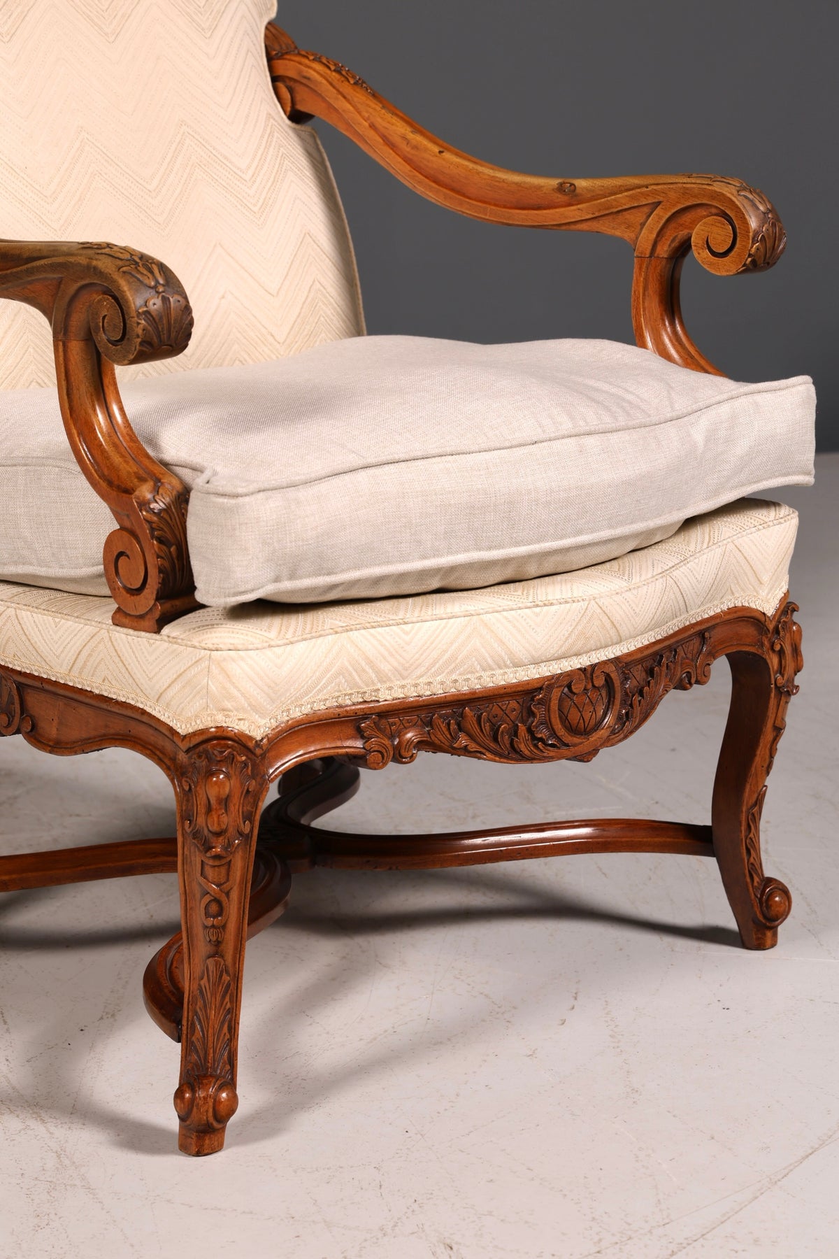 Elegante Louis-Philippe-fauteuil met armleuningen uit de Gründerzeit, antieke fauteuil, gestoffeerde fauteuil, 1 van 2