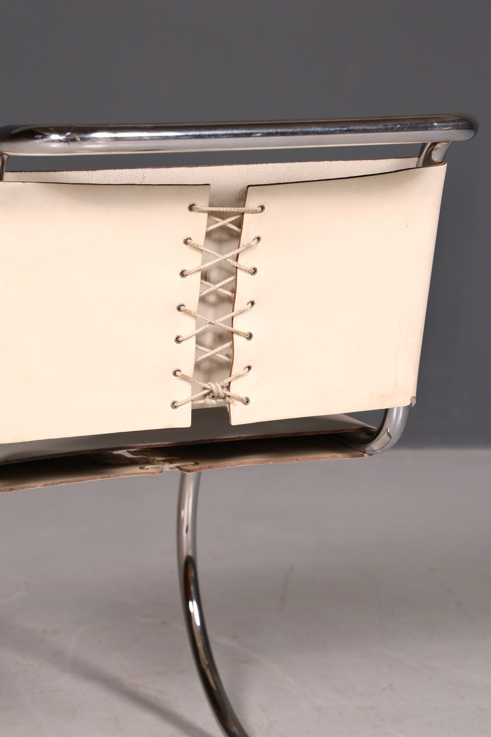 Edler Original Knoll International Freischwinger Stuhl MR Chair Mies van der Rohe Chrom Leder Weiß Bauhaus Sekretär Stuhl Esszimmer Stuhl 1 von 2
