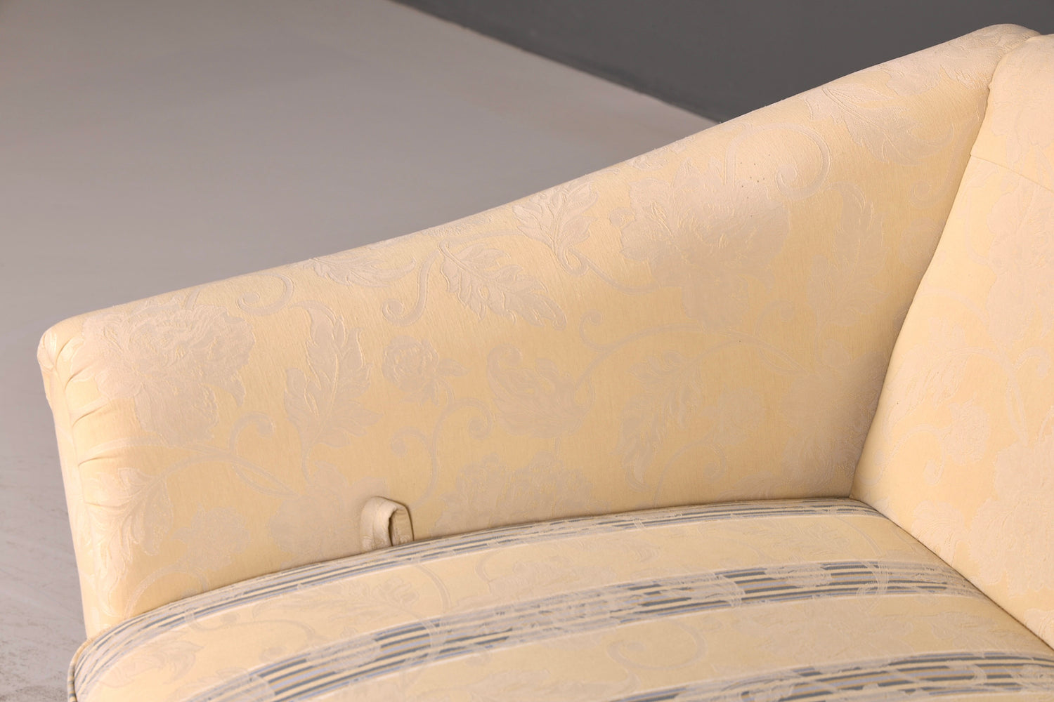 Wunderschönes Landhaus Sofa mit Hocker Englischer Stil Creme 2-Sitzer Couch Stoff Polstersofa Landhausstil Zweisitzer