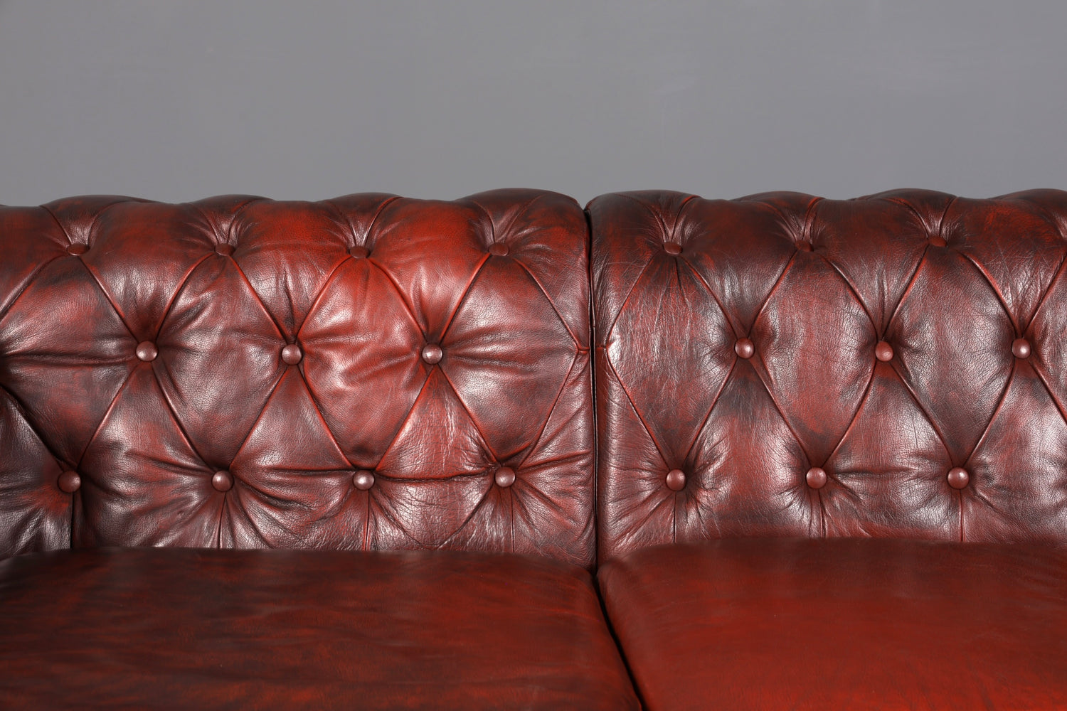 Wunderschönes seltenes Original Chesterfield Sofa mit Hocker 4- Sitzer echt Leder Oxblood Couch Englisch Eckcouch