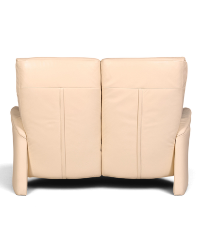 Hauptstadt Möblerei Ledersofa in Creme mit zwei Sitzplätzen und eleganter Rückenansicht vor grauer Wand