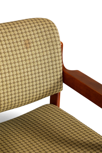 Hauptstadt Möblerei Mid Century Armlehnstuhl mit Holzgestell und gemustertem Stoffbezug in Beige und Braun