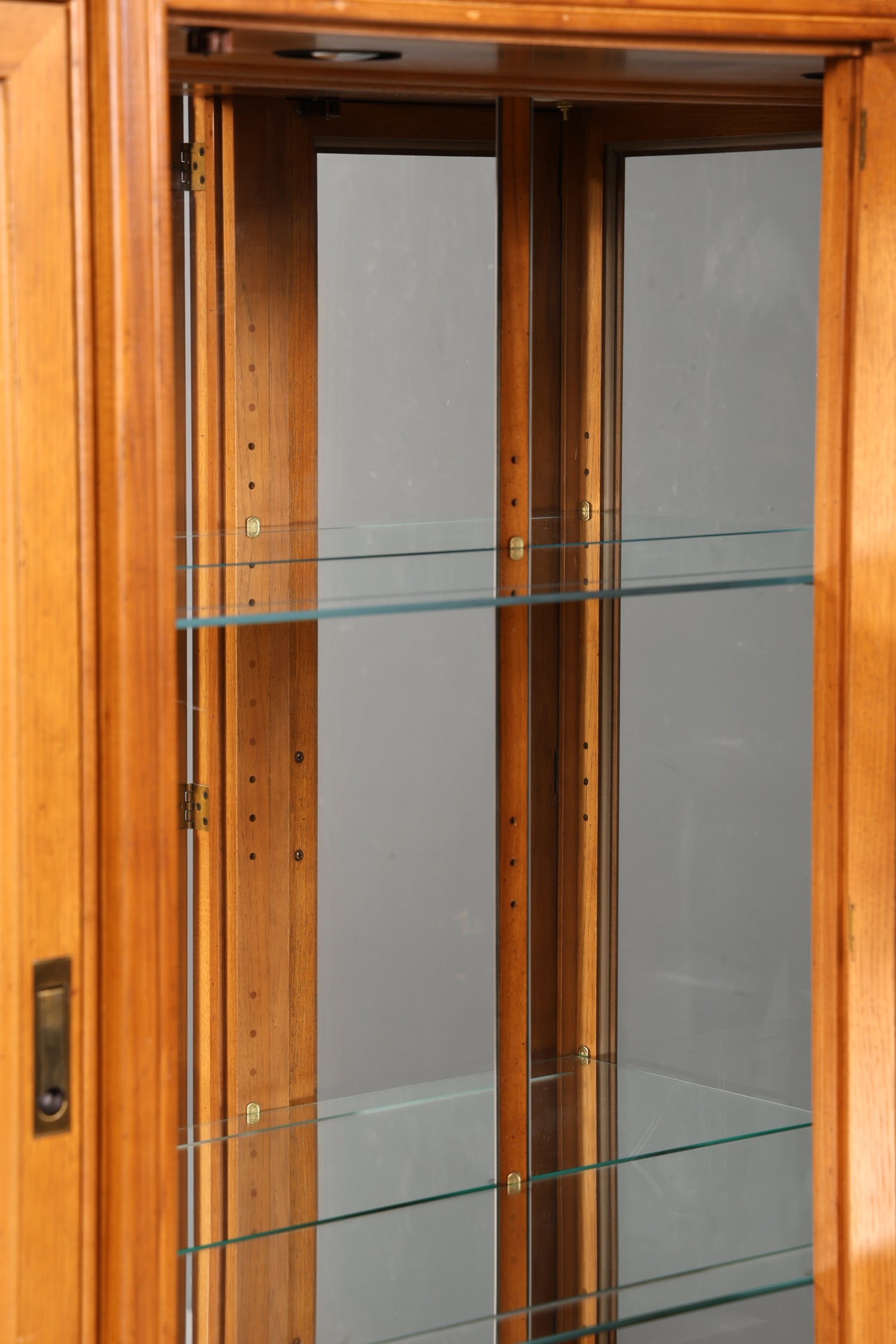 Edler Original Drexel Heritage Vitrine Bücherschrank Art Deco USA Antik Schrank Buffet Regal Glasvitrine Vintage Holz