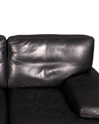 Hauptstadt Möblerei H848 Finish Ledersofa in Schwarz mit glatter Oberfläche und hochwertigen Nähten