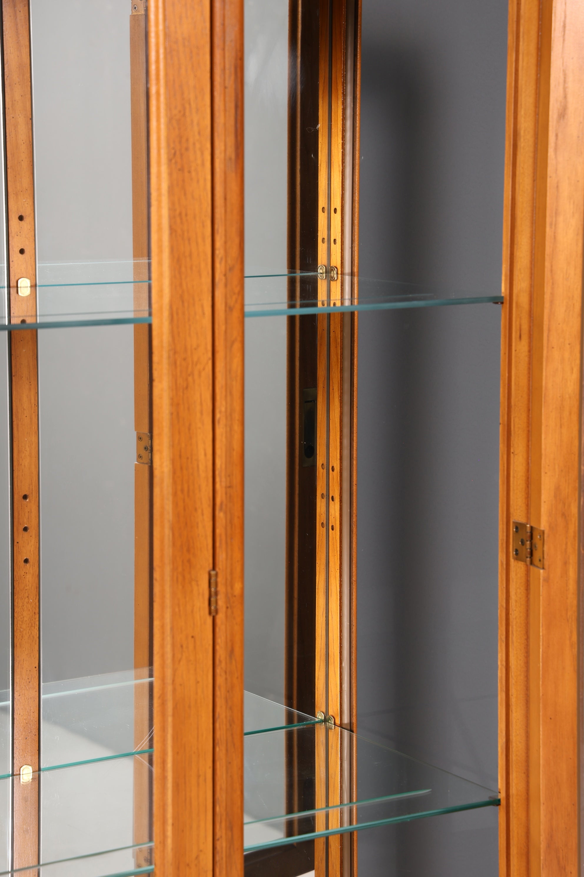 Edler Original Drexel Heritage Vitrine Bücherschrank Art Deco USA Antik Schrank Buffet Regal Glasvitrine Vintage Holz