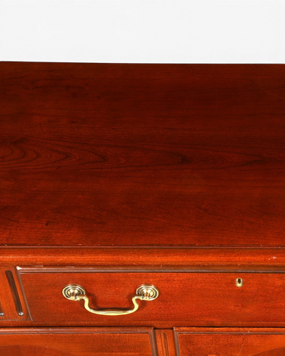 Hauptstadt Möblerei Drexel Heritage Sideboard aus dunklem Holz mit glänzender Oberfläche und goldenen Beschlägen