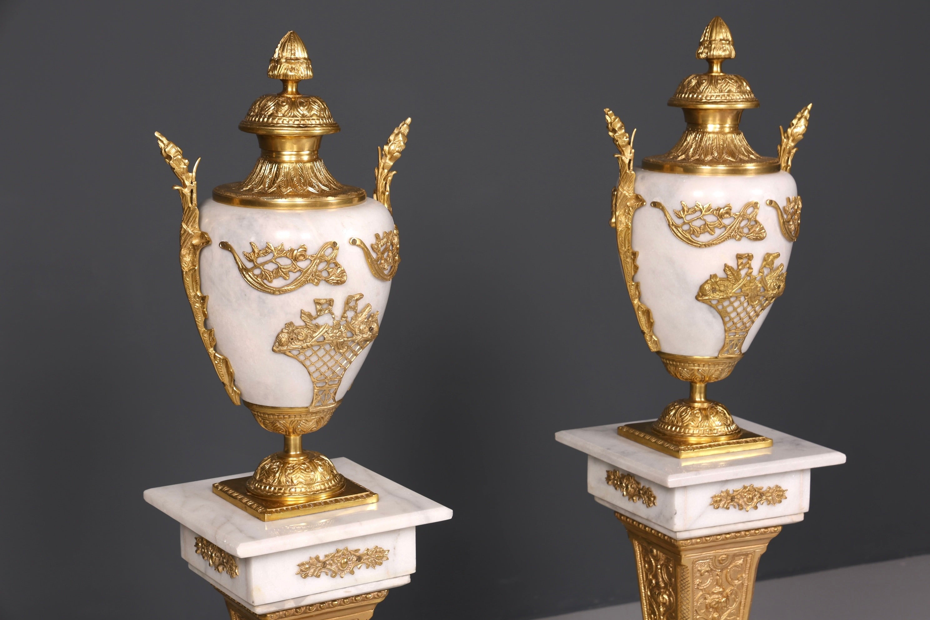 Wunderschöne Barock Stil Säule mit Vase Louis XV Marmor Blumensäule weißer Naturstein Sockel Ablage